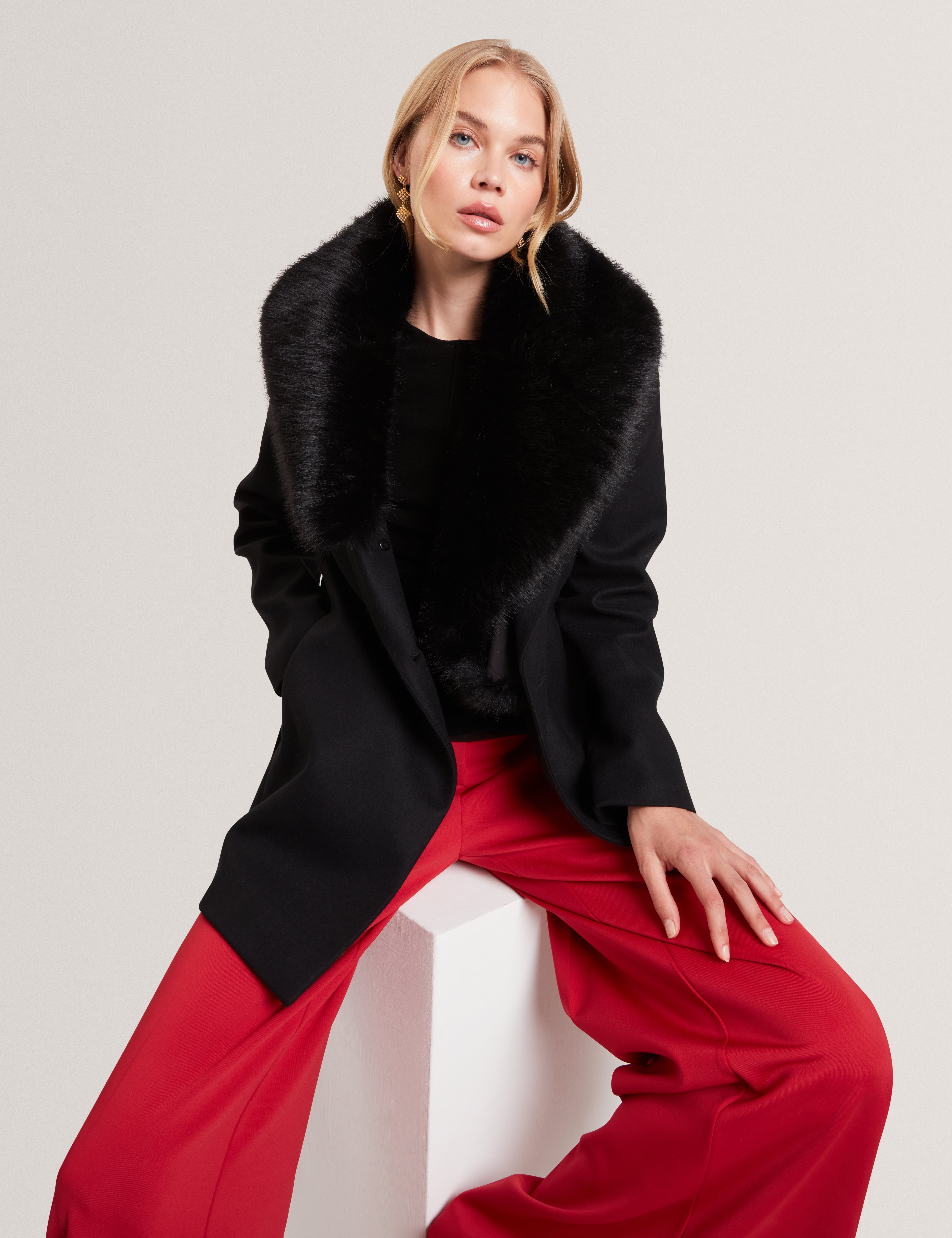 توروجا معطف قصير من الفرو بحزام لون أسود