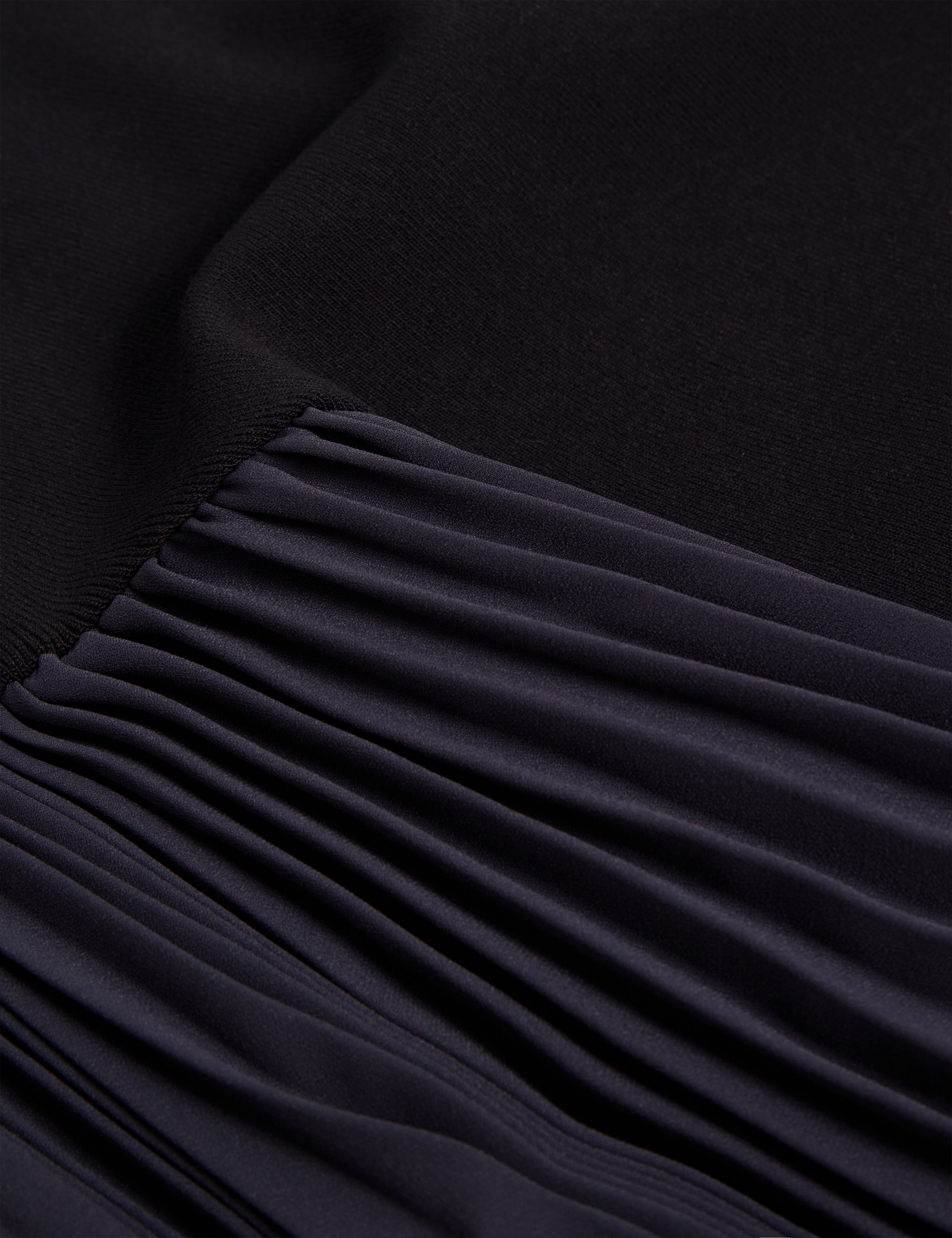 بيلفي فستان ميدي بأكمام طويلة وثنيات لون كحلي