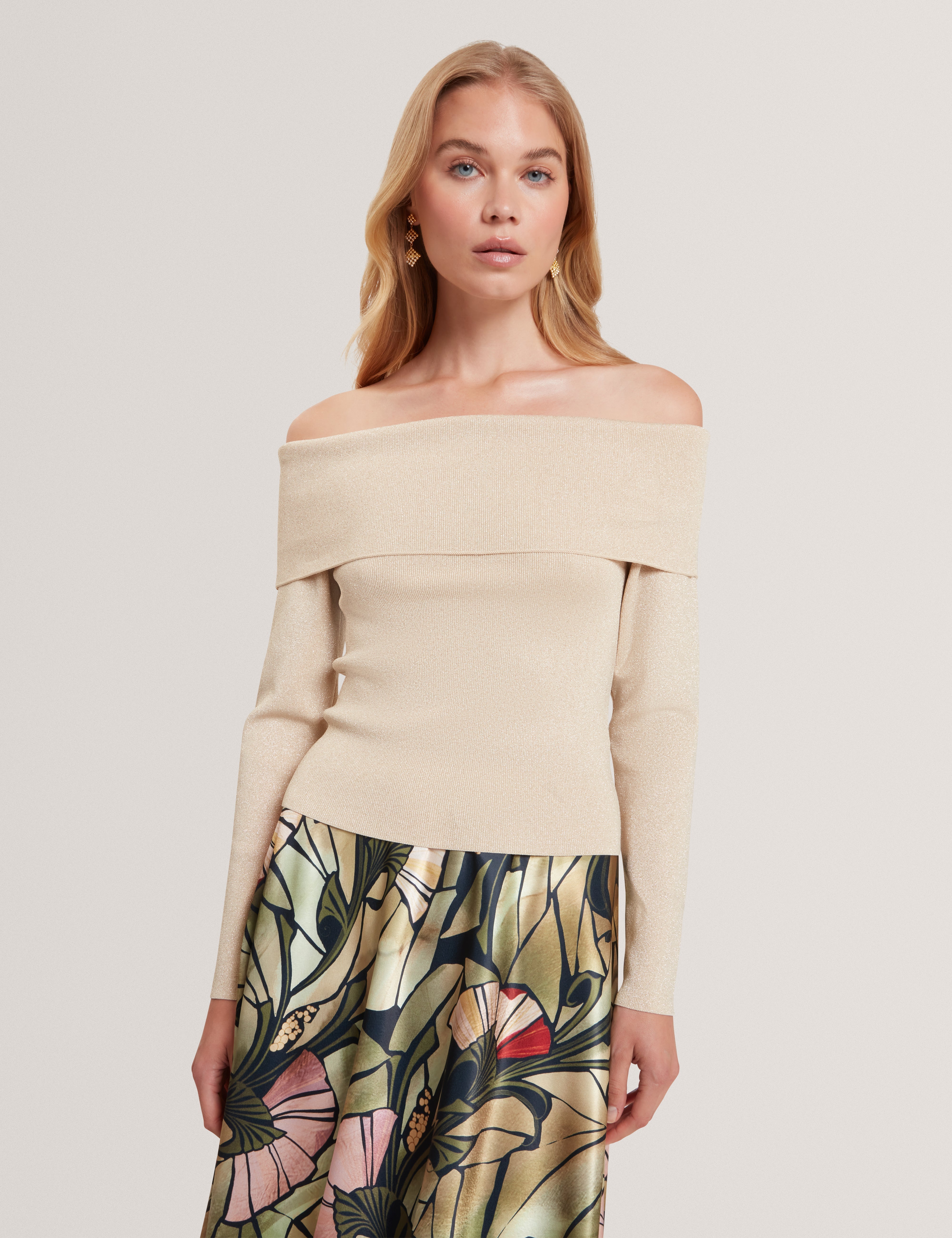 لايتشي كنزة بأكتاف مكشوفة وقماش لامع لون بيج