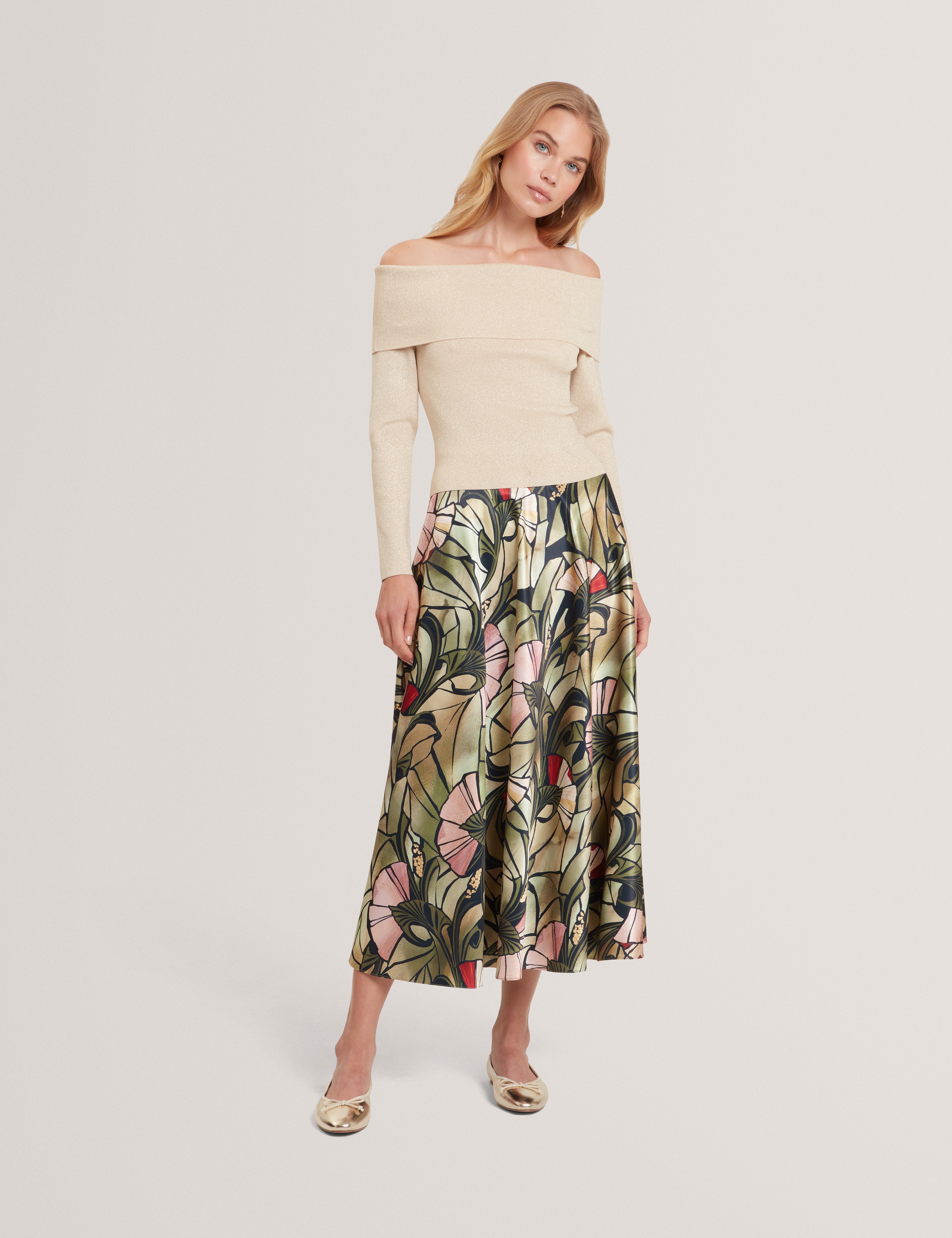 لايتشي كنزة بأكتاف مكشوفة وقماش لامع لون بيج