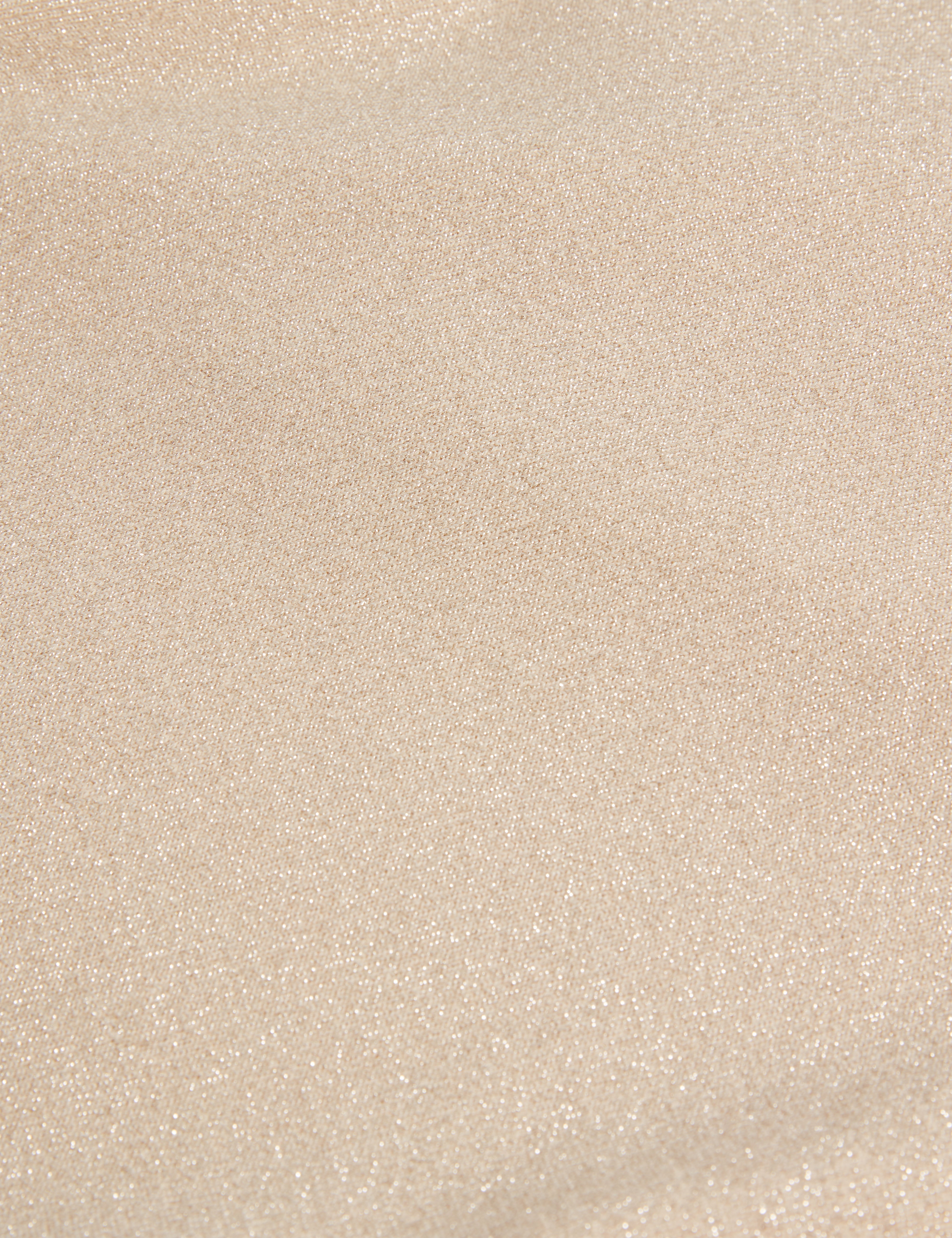 لايتشي كنزة بأكتاف مكشوفة وقماش لامع لون بيج