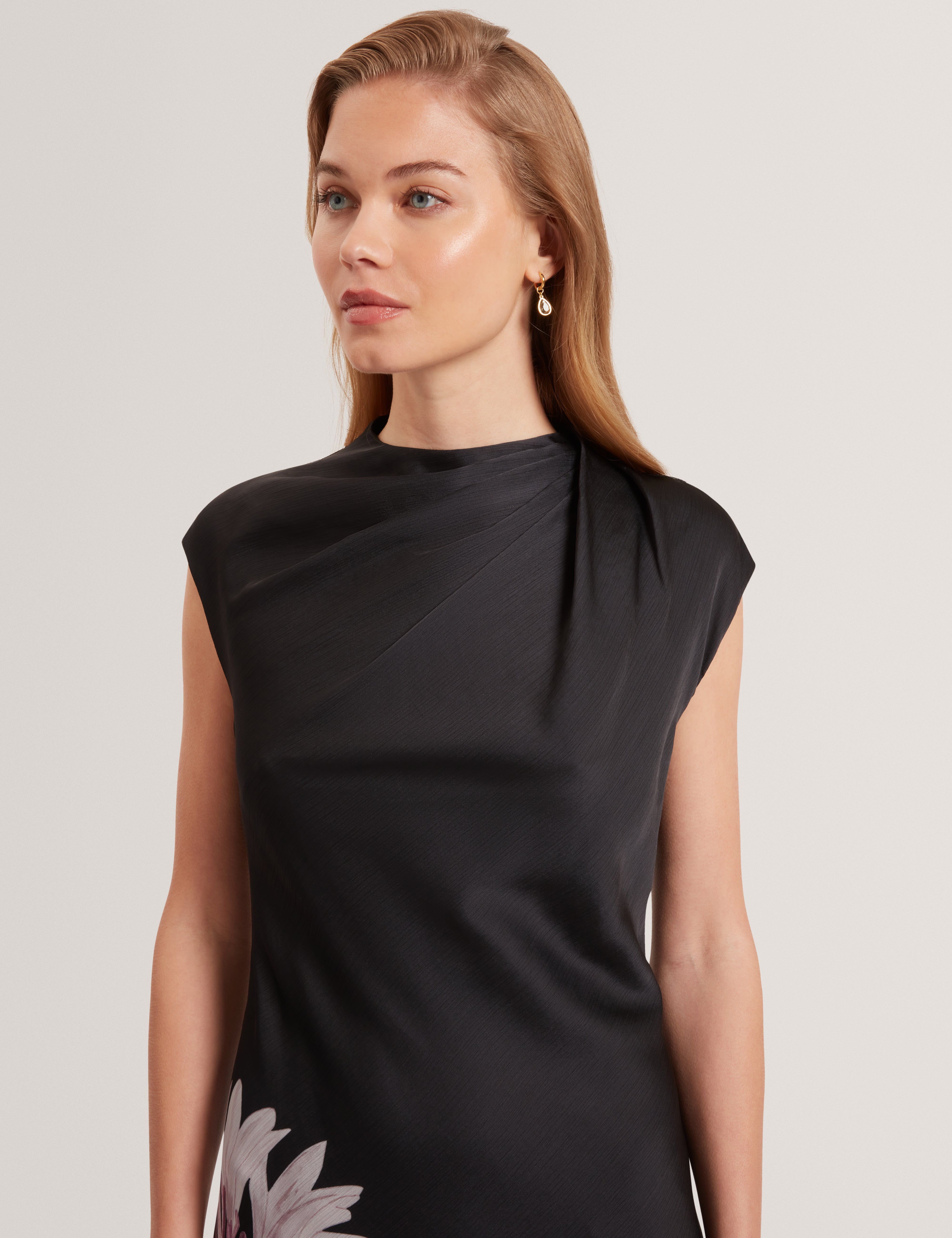 ديميتا فستان ميدي بأكمام قصيرة لون أسود