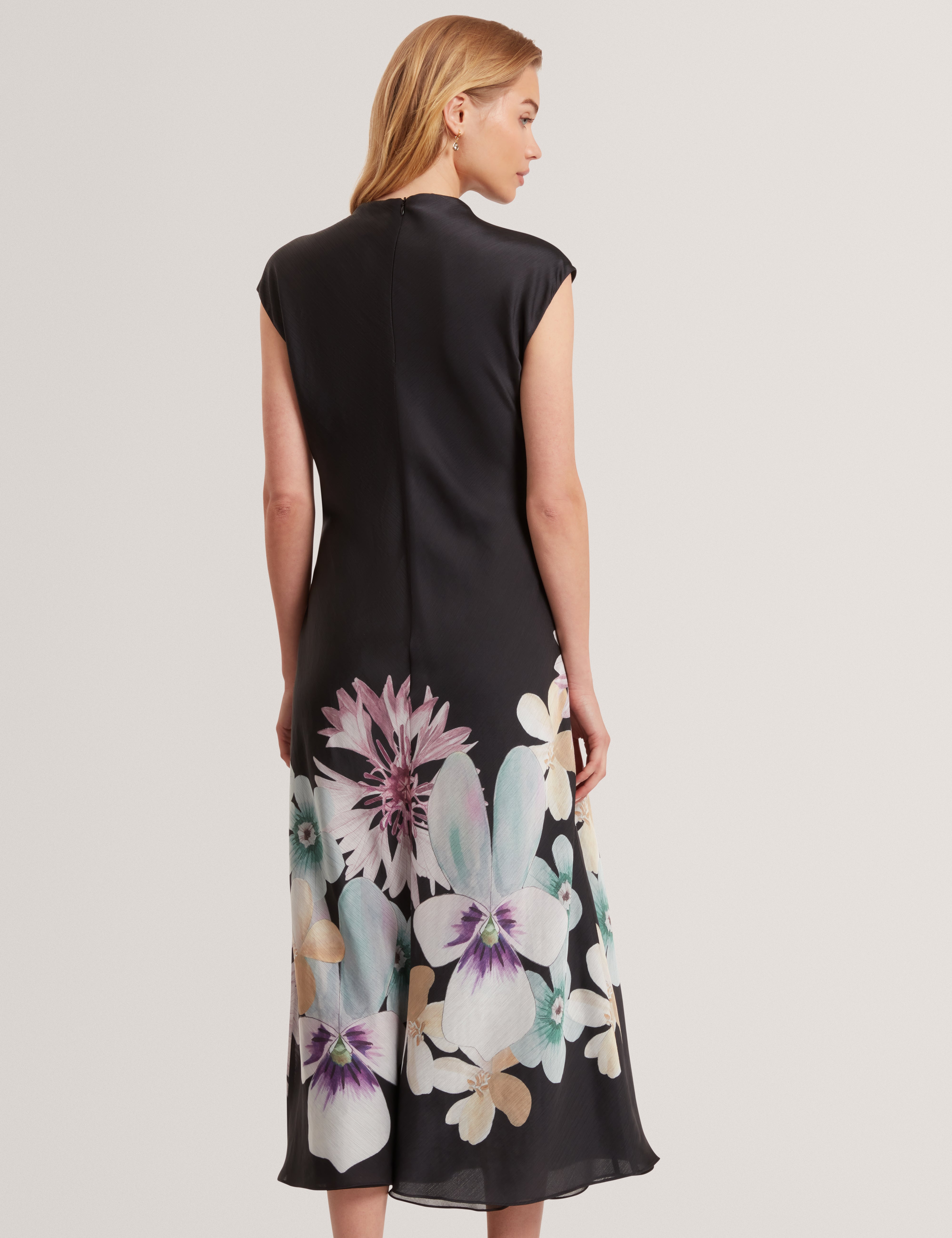 ديميتا فستان ميدي بأكمام قصيرة لون أسود