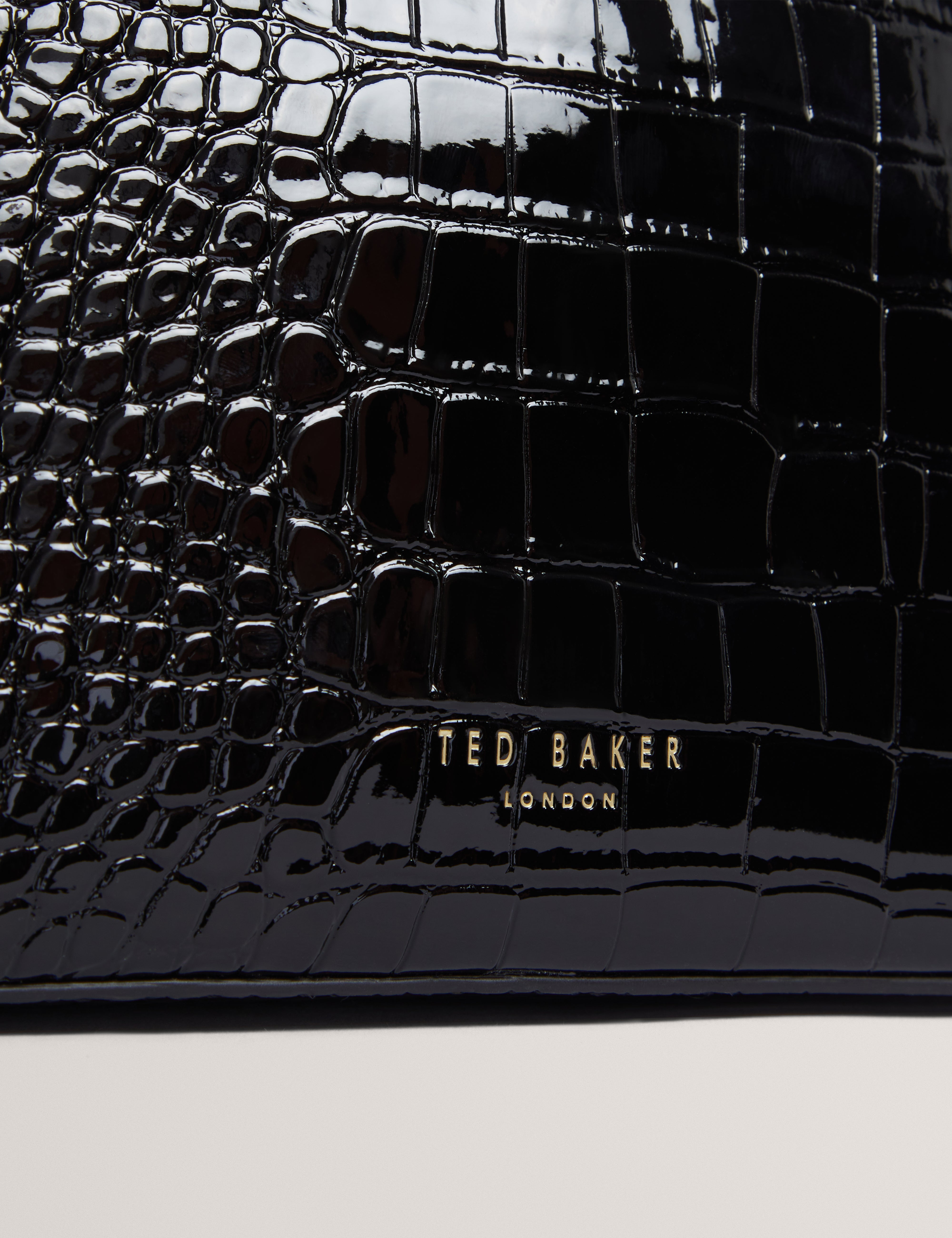 فالما حقيبة مستلزمات شخصية سوداء بنقشة جلد التمساح