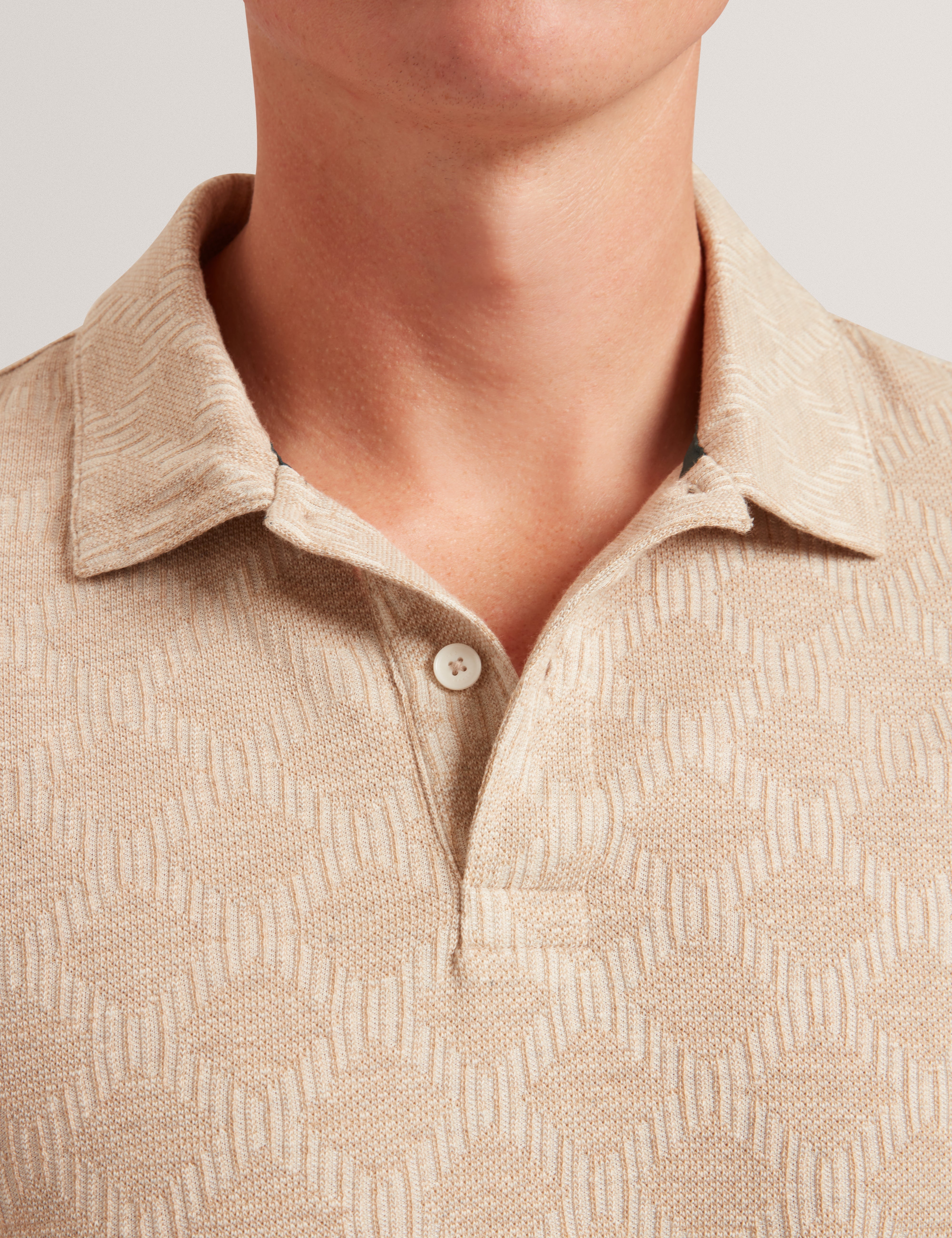 إملاد قميص بولو جاكار باللون البيج