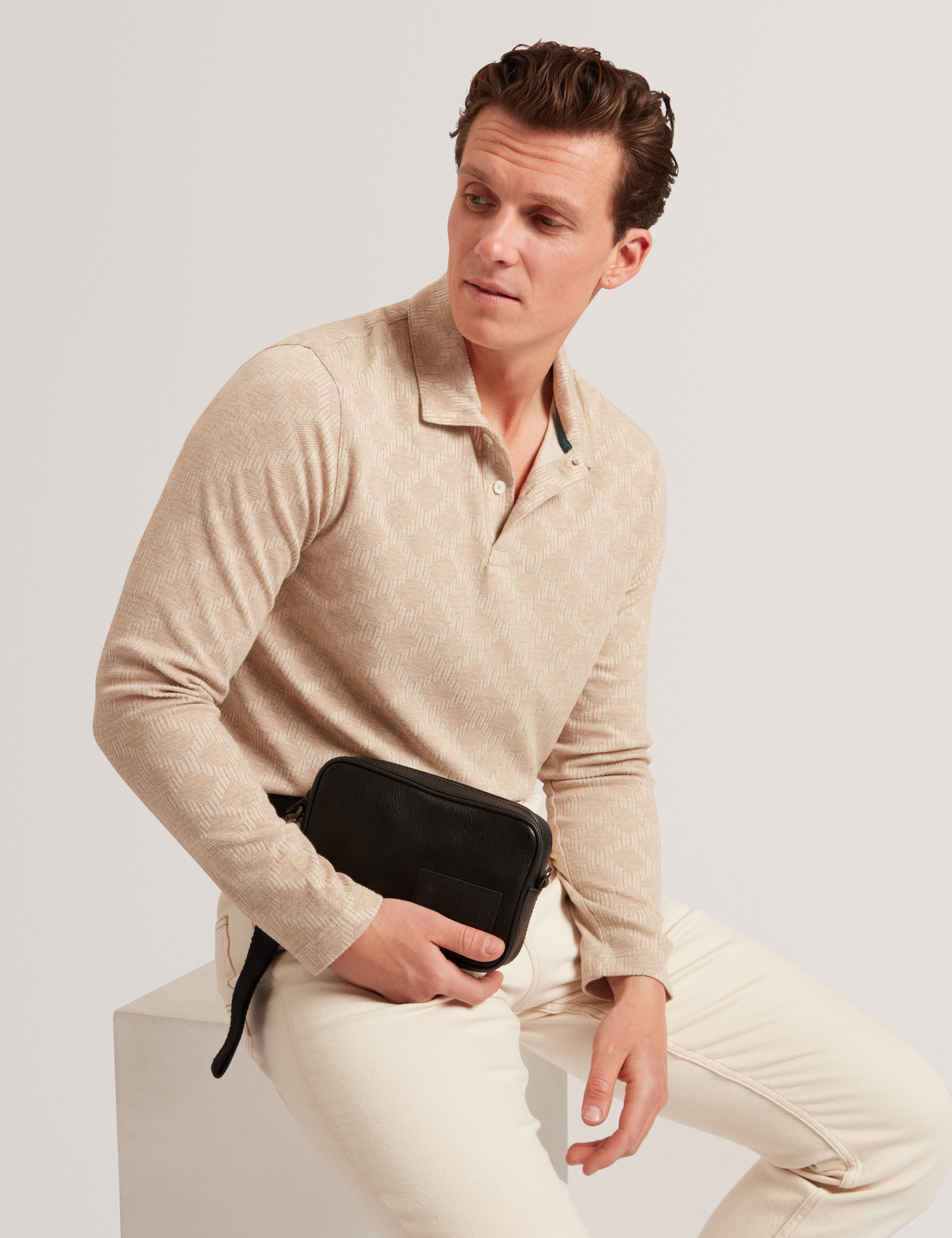 إملاد قميص بولو جاكار باللون البيج