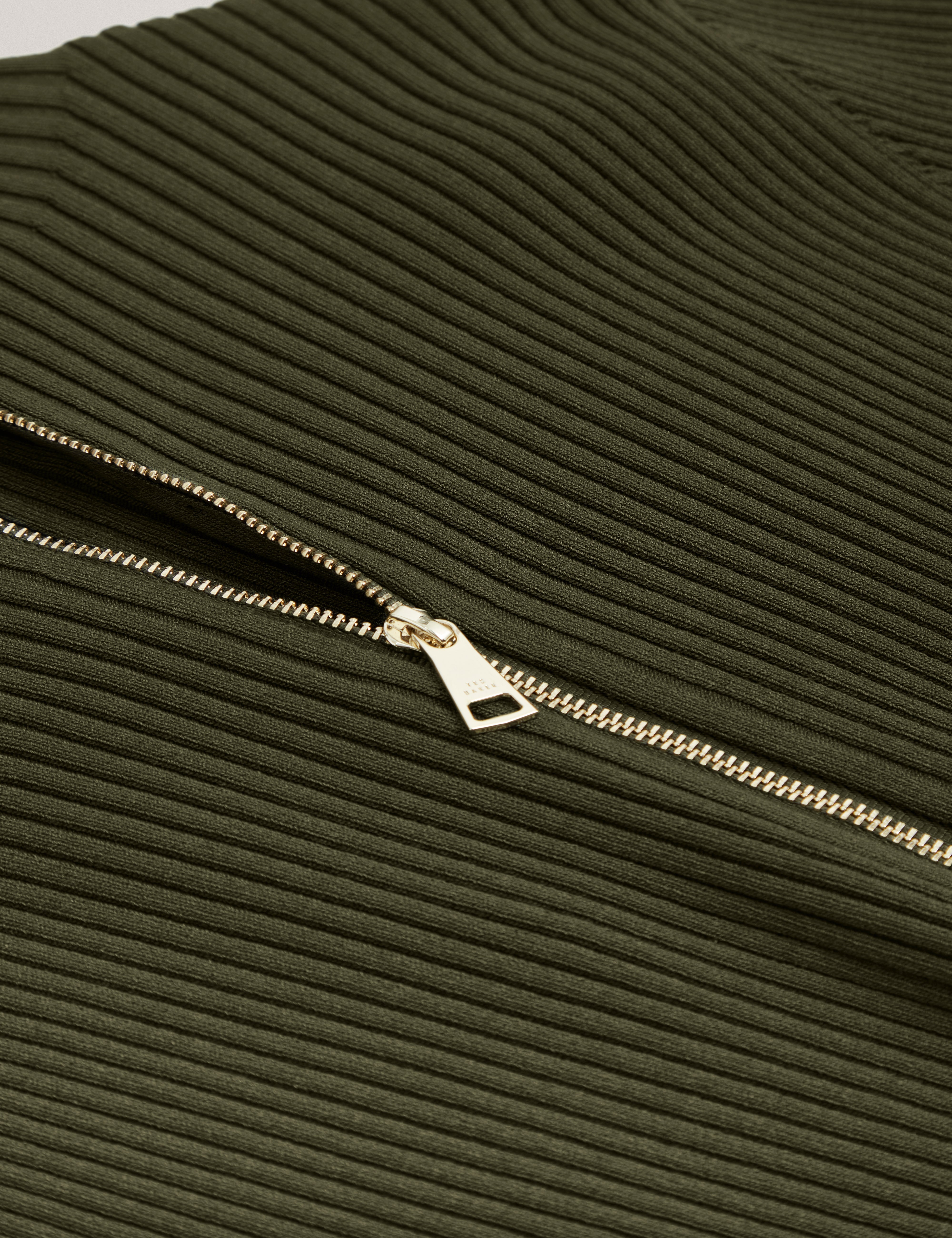 ليلانو فستان بحياكة مضلعة لون أخضر داكن