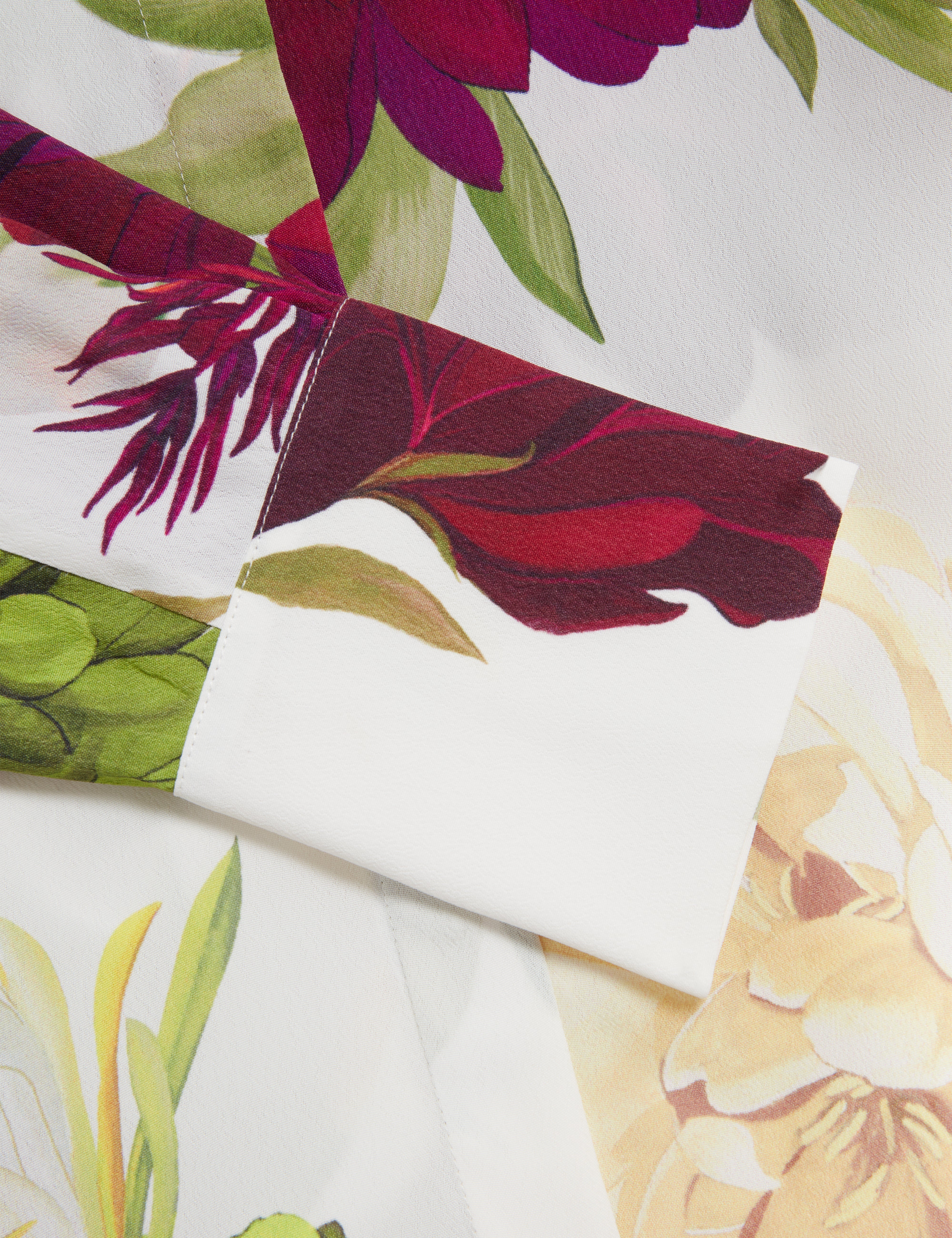 مارزينا بلوزة مطبّعة بأكمام طويلة لون عاجي