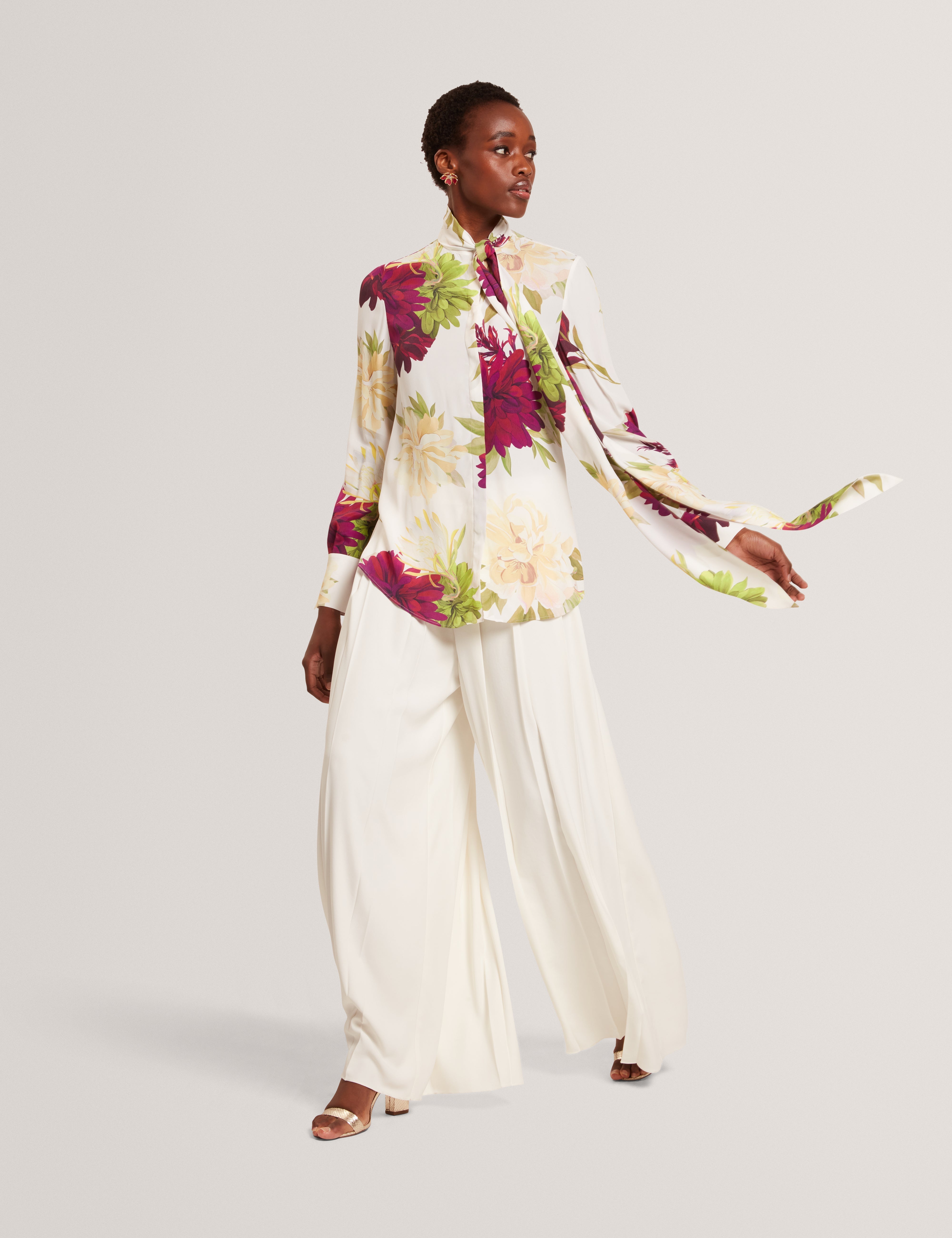 مارزينا بلوزة مطبّعة بأكمام طويلة لون عاجي