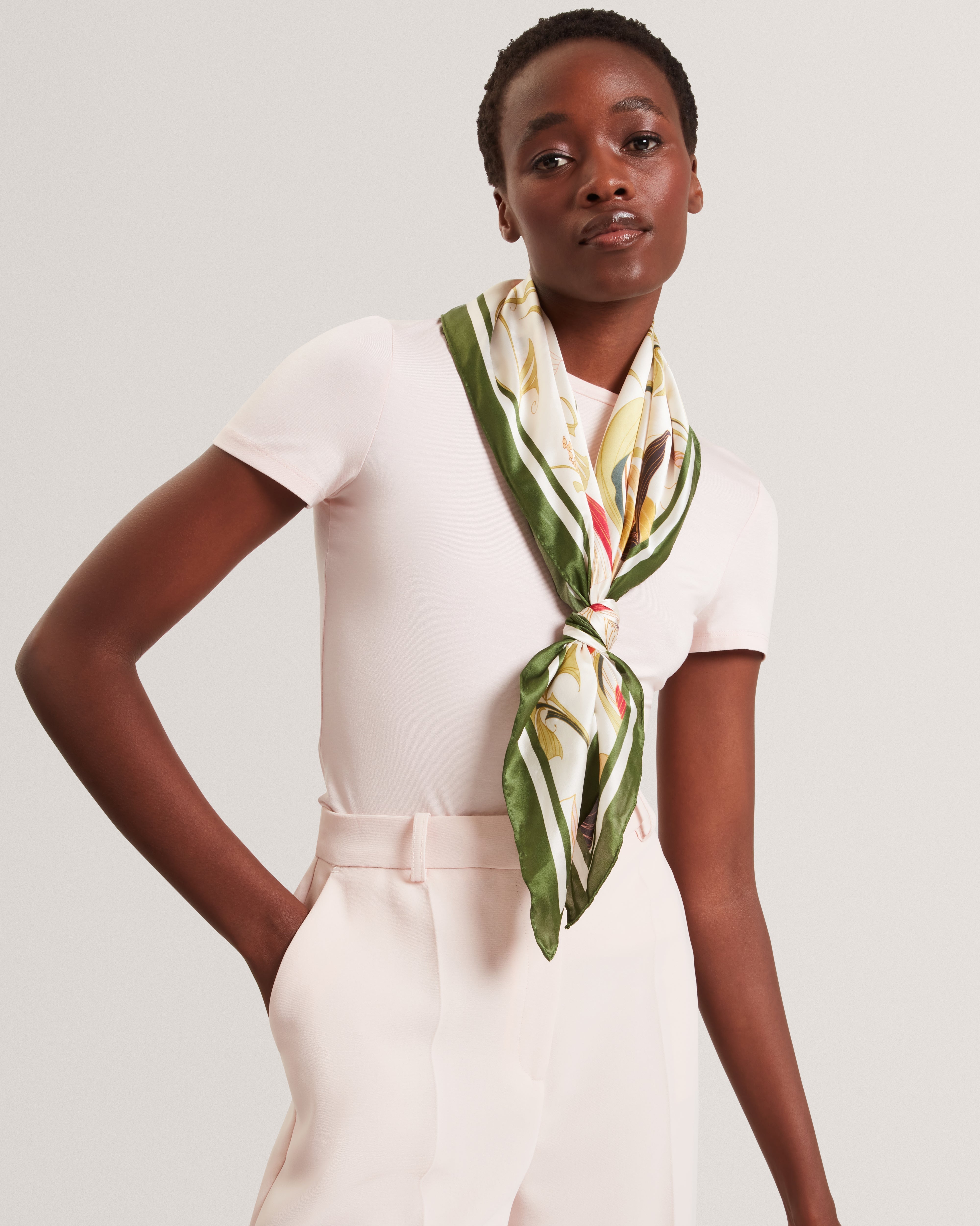 لارنا تيشيرت قصير الأكمام لون وردي فاتح