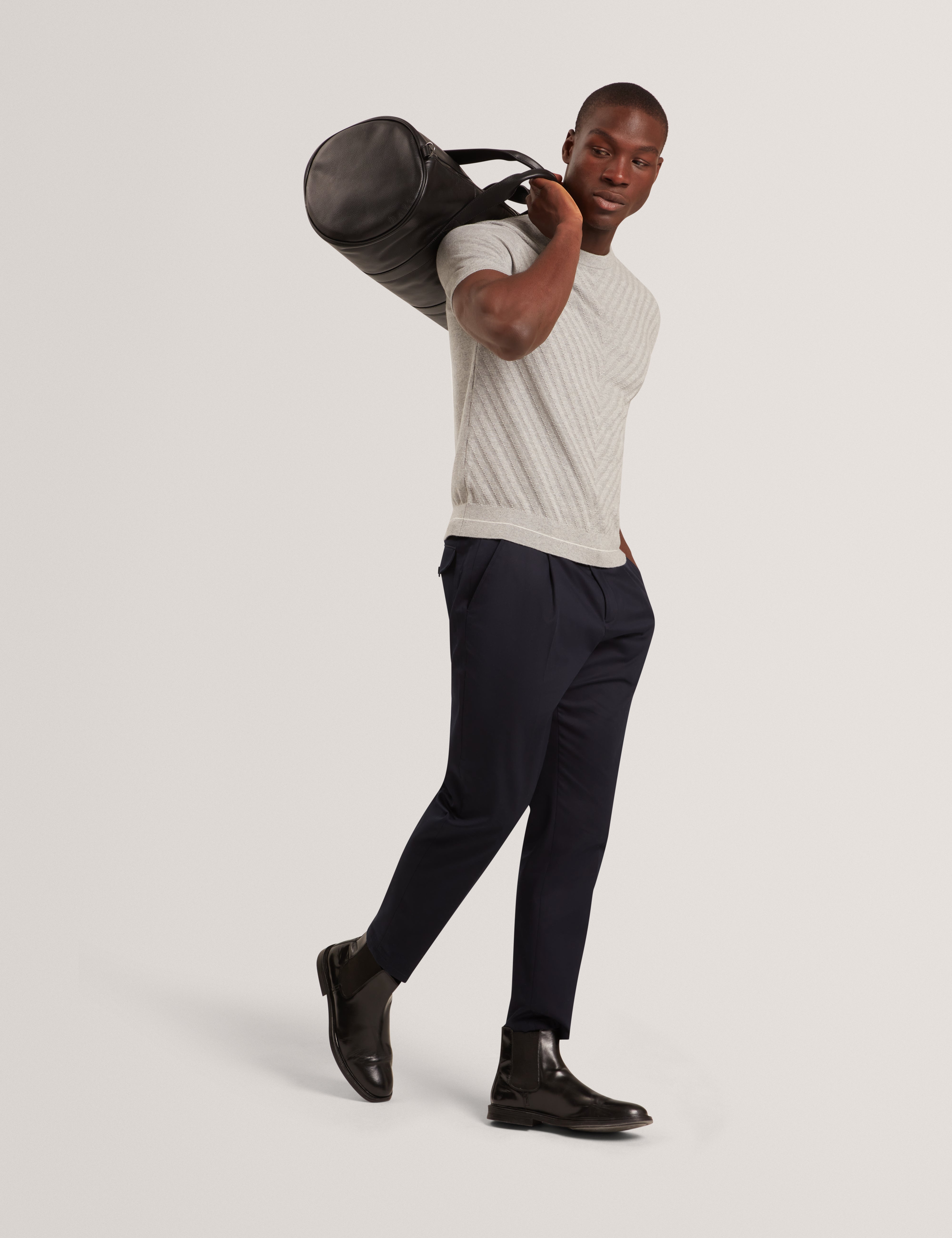 تي شيرت كانون بأكمام قصيرة وخياطة شيفرون باللون الرمادي الفاتح