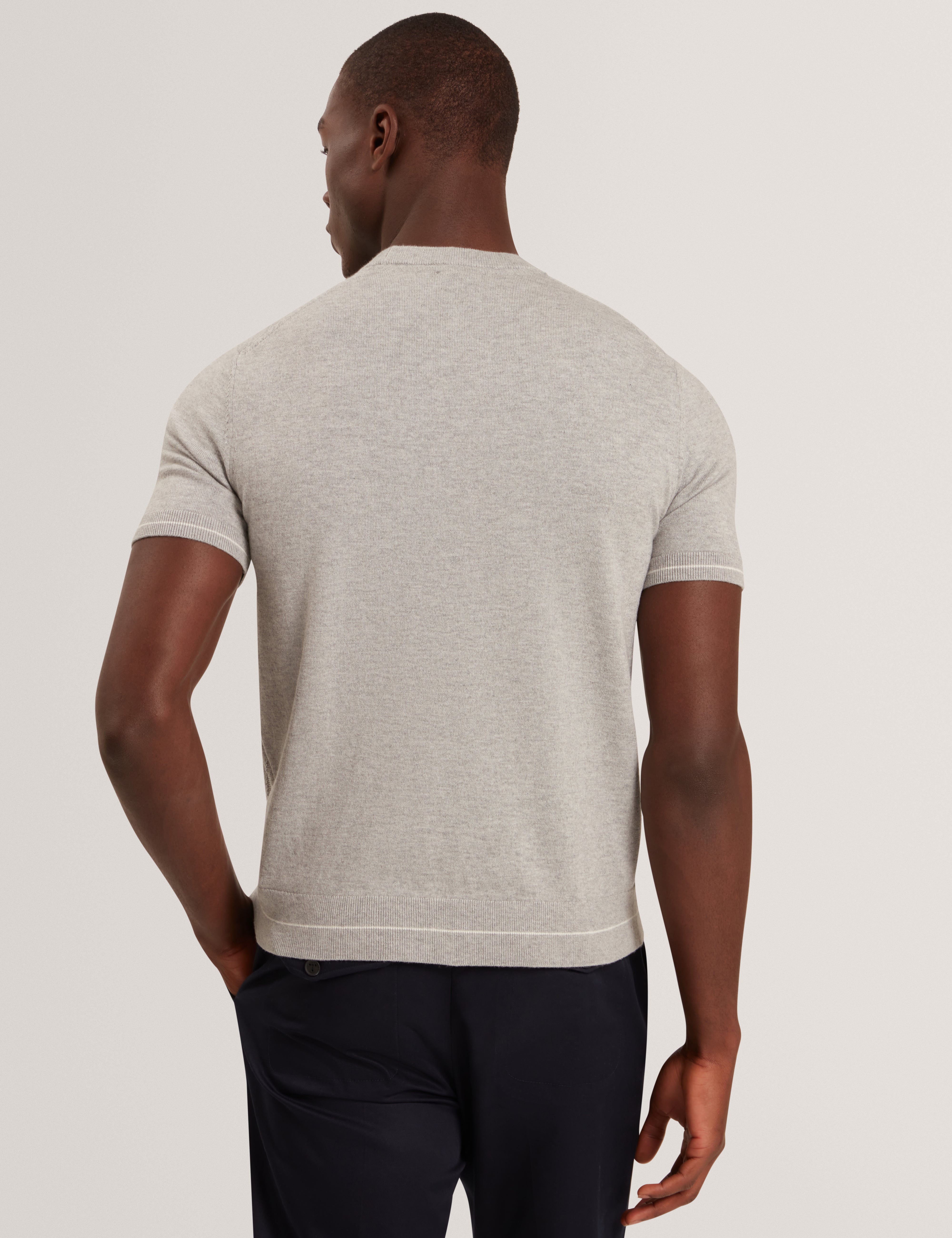 تي شيرت كانون بأكمام قصيرة وخياطة شيفرون باللون الرمادي الفاتح