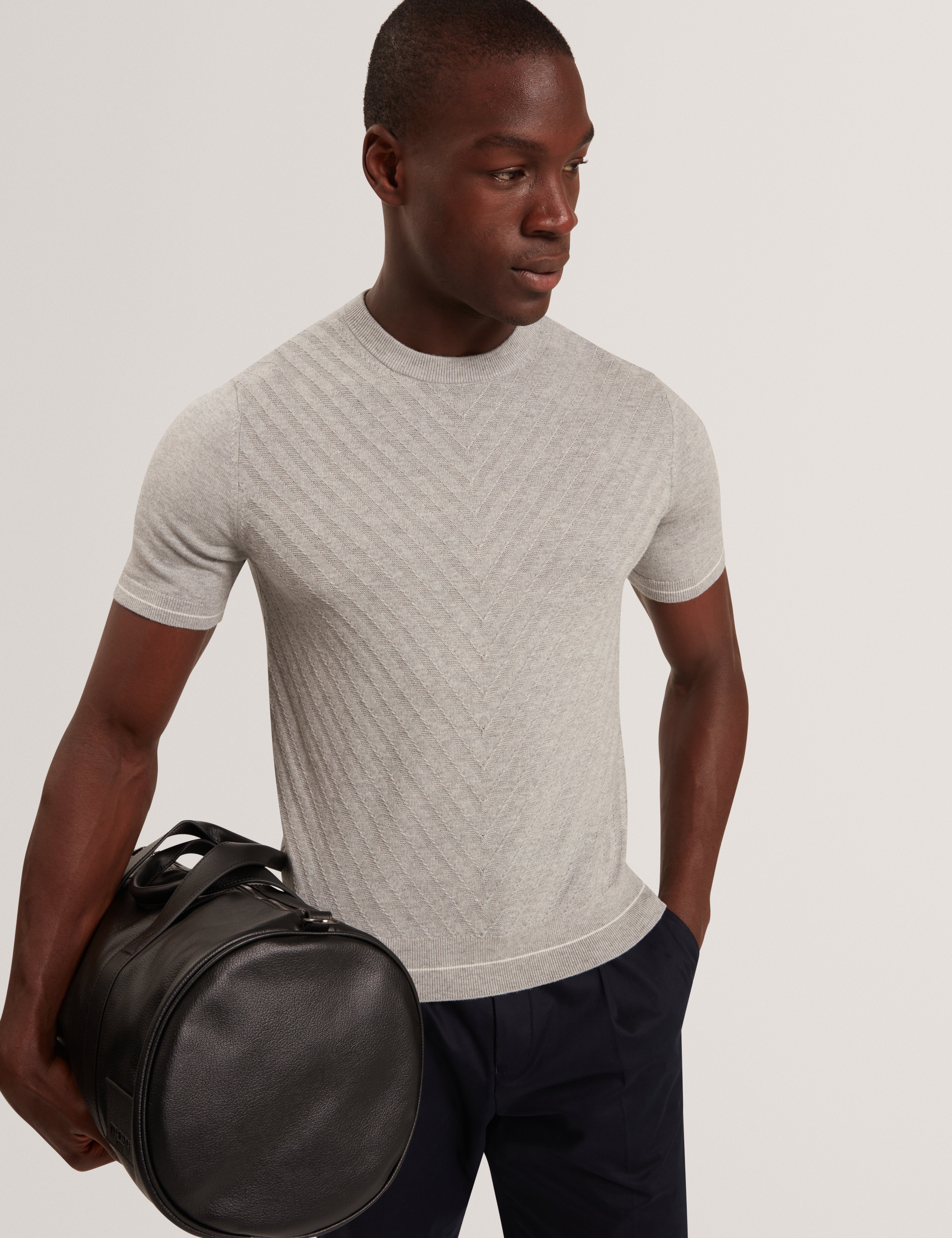 تي شيرت كانون بأكمام قصيرة وخياطة شيفرون باللون الرمادي الفاتح