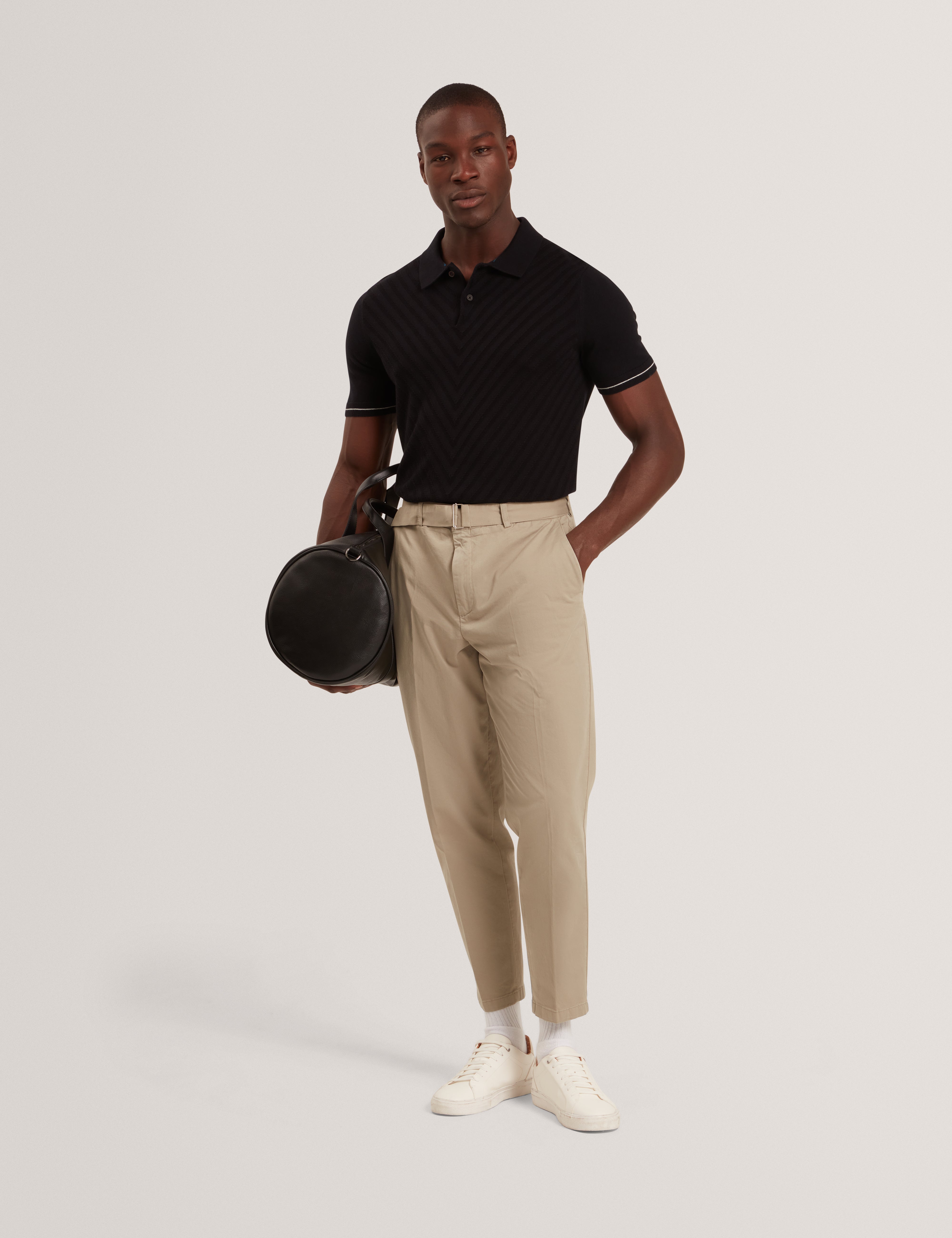 بولو تشابال بأكمام قصيرة وخياطة شيفرون باللون الأسود