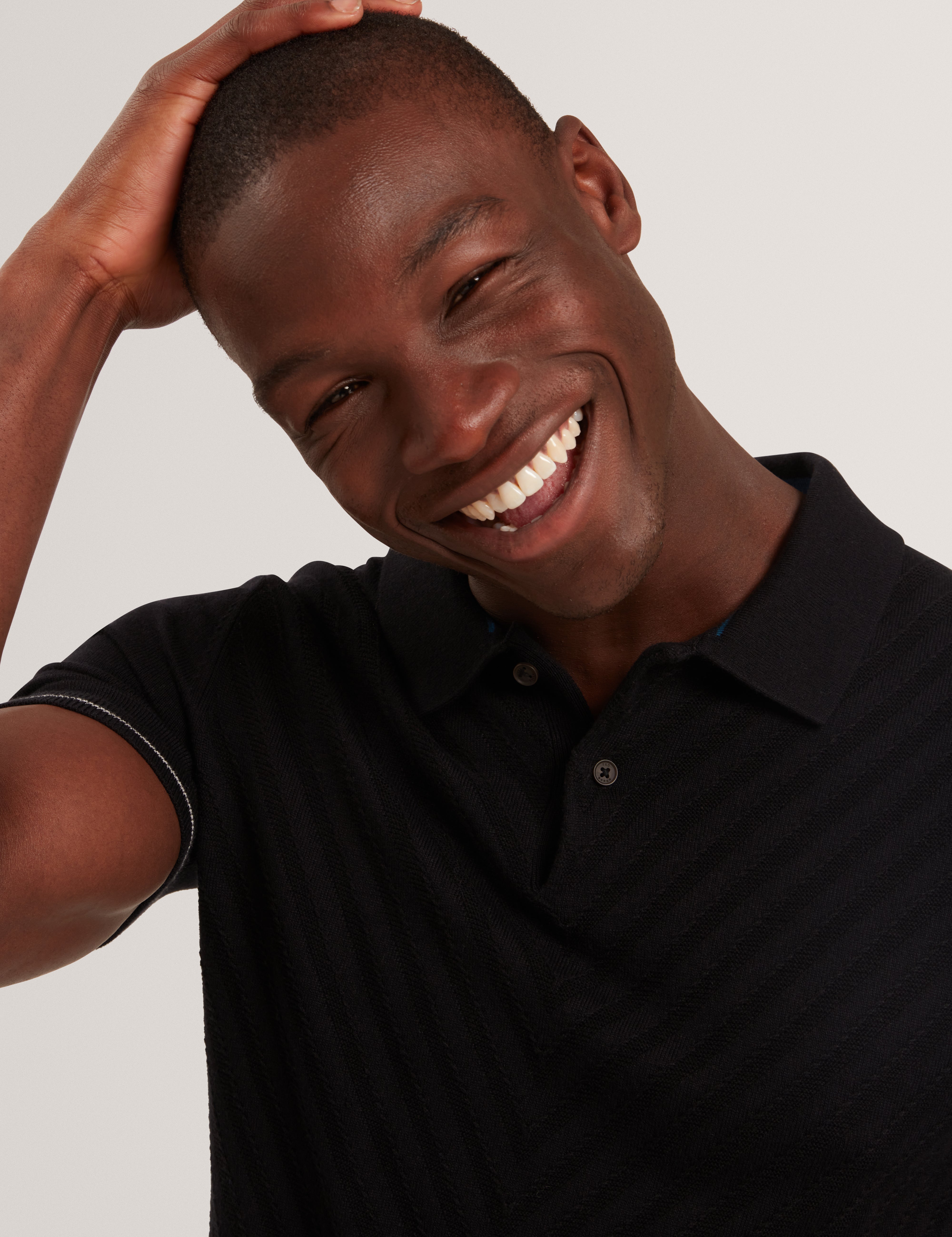 بولو تشابال بأكمام قصيرة وخياطة شيفرون باللون الأسود