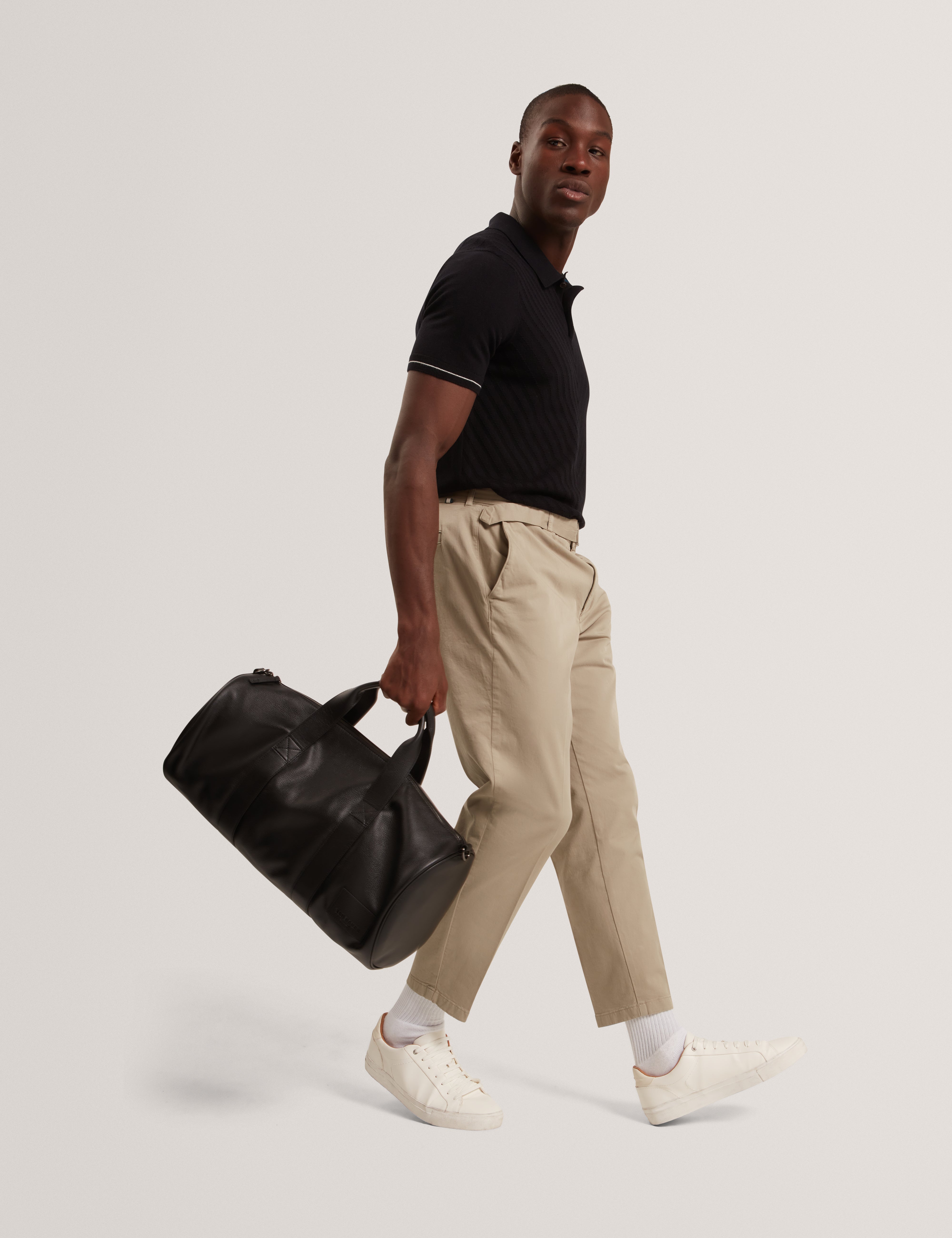 بولو تشابال بأكمام قصيرة وخياطة شيفرون باللون الأسود