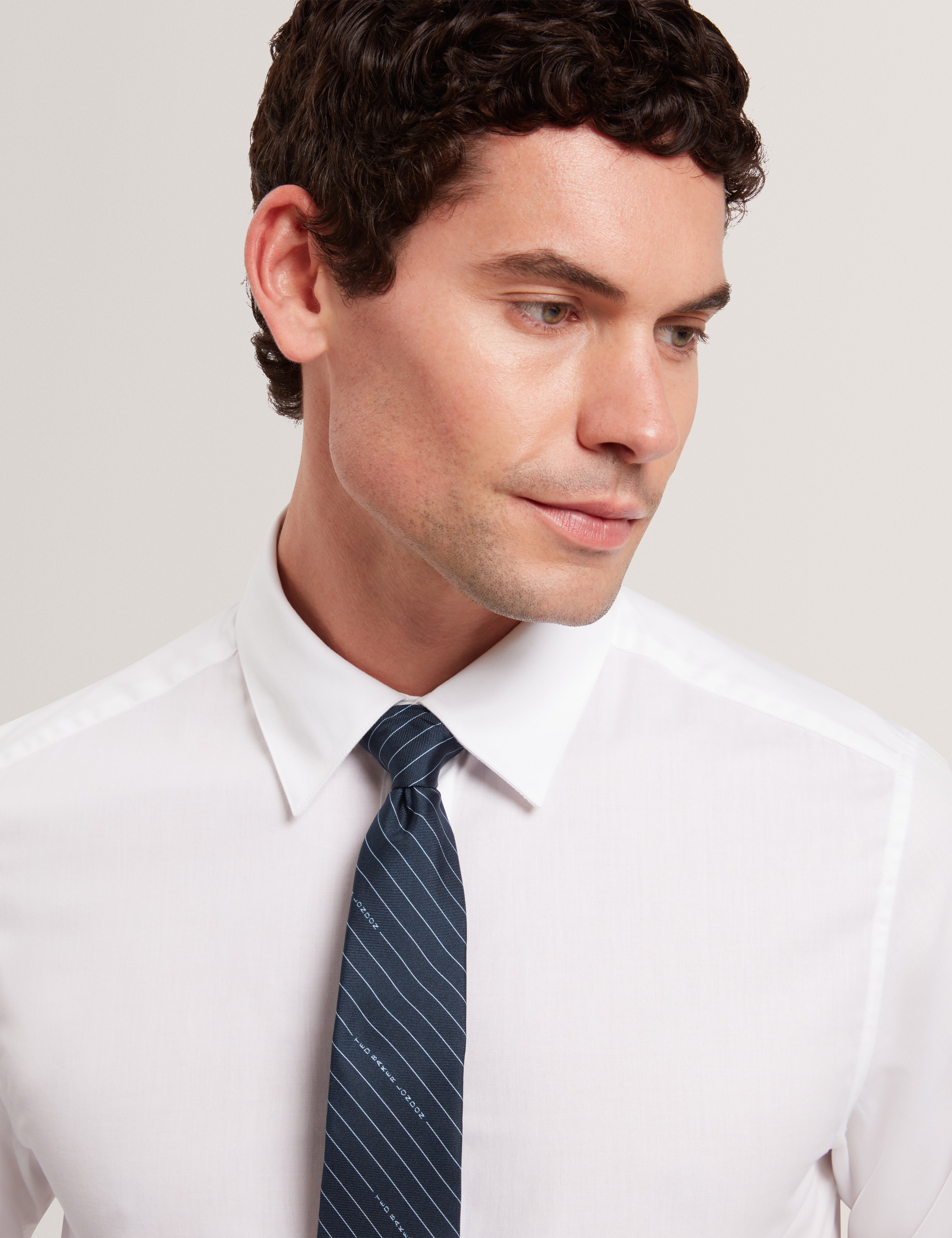 ربطة عنق حريرية مخططة من أوكتافيو تيد بيكر باللون الأزرق البحري