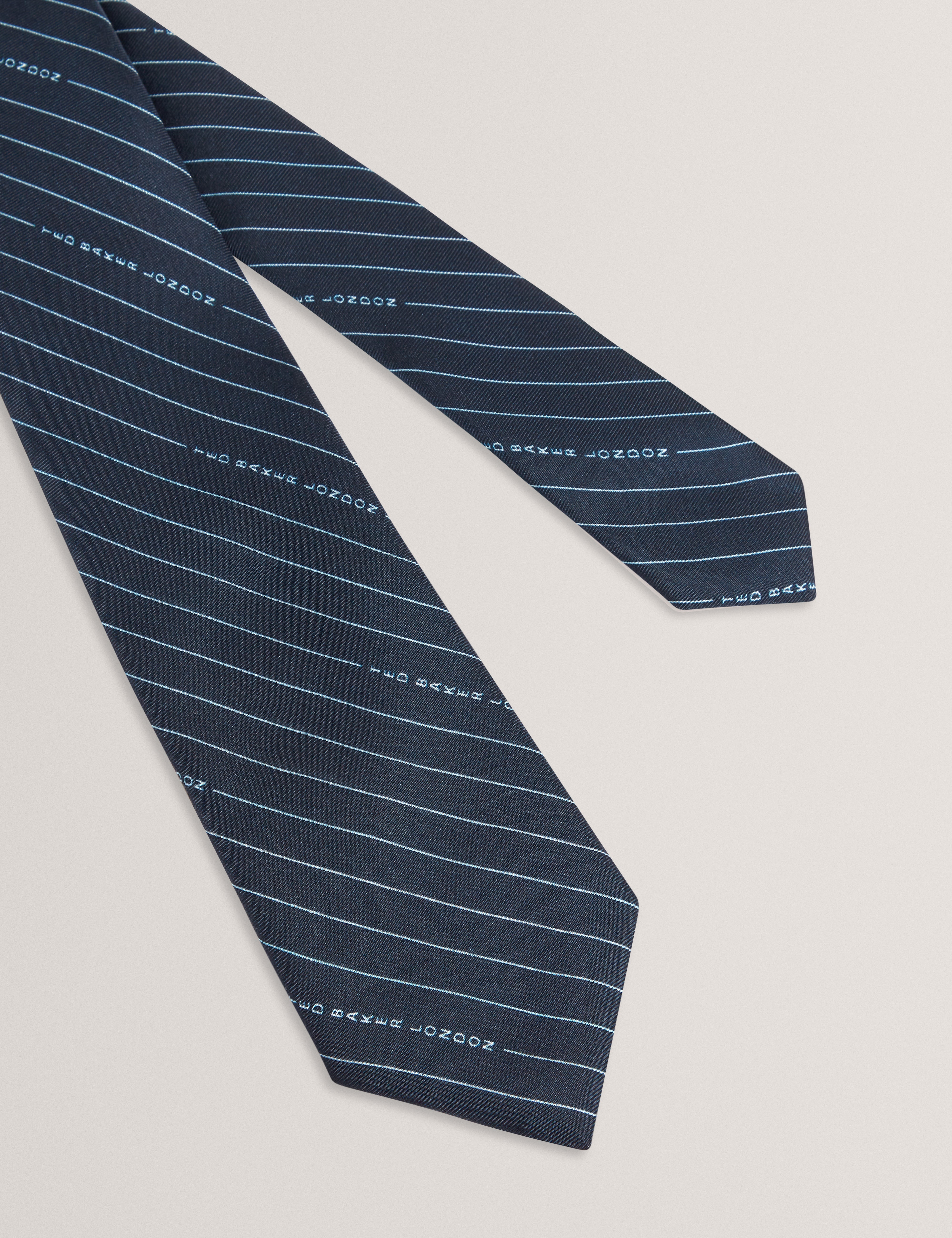 ربطة عنق حريرية مخططة من أوكتافيو تيد بيكر باللون الأزرق البحري