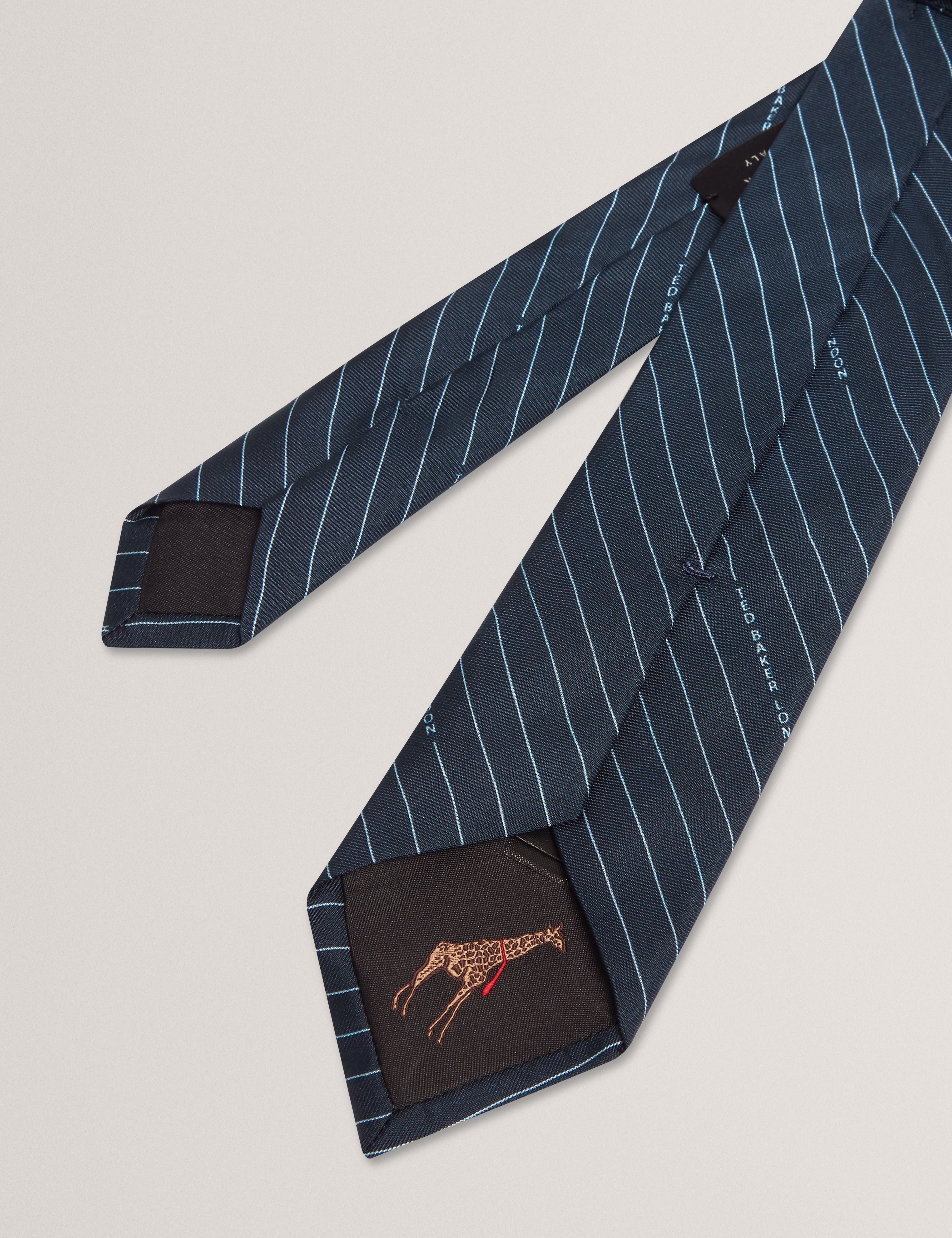 ربطة عنق حريرية مخططة من أوكتافيو تيد بيكر باللون الأزرق البحري