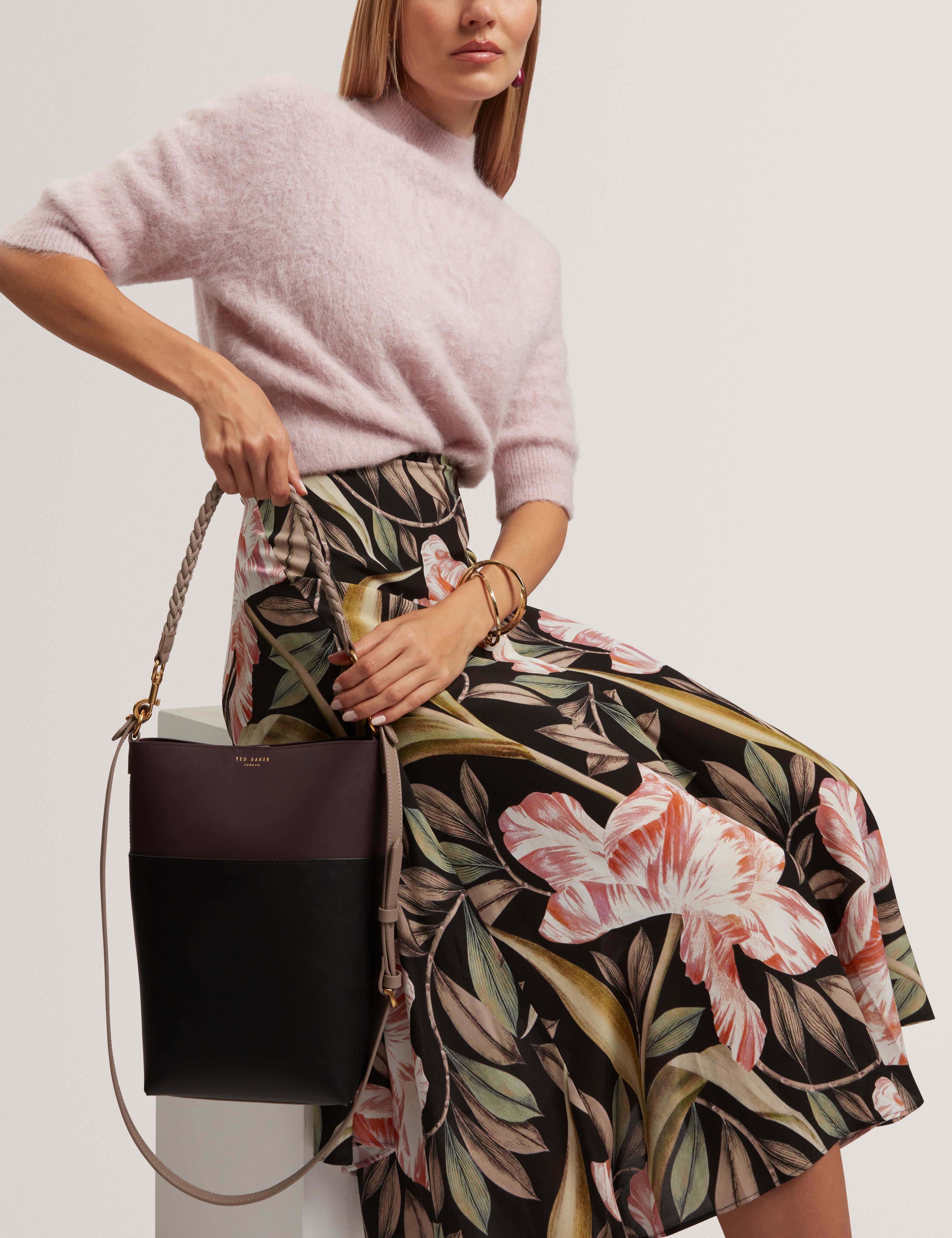 حقيبة نبيذ ويلنا متوسطة الحجم بمقبض منسوج وملون