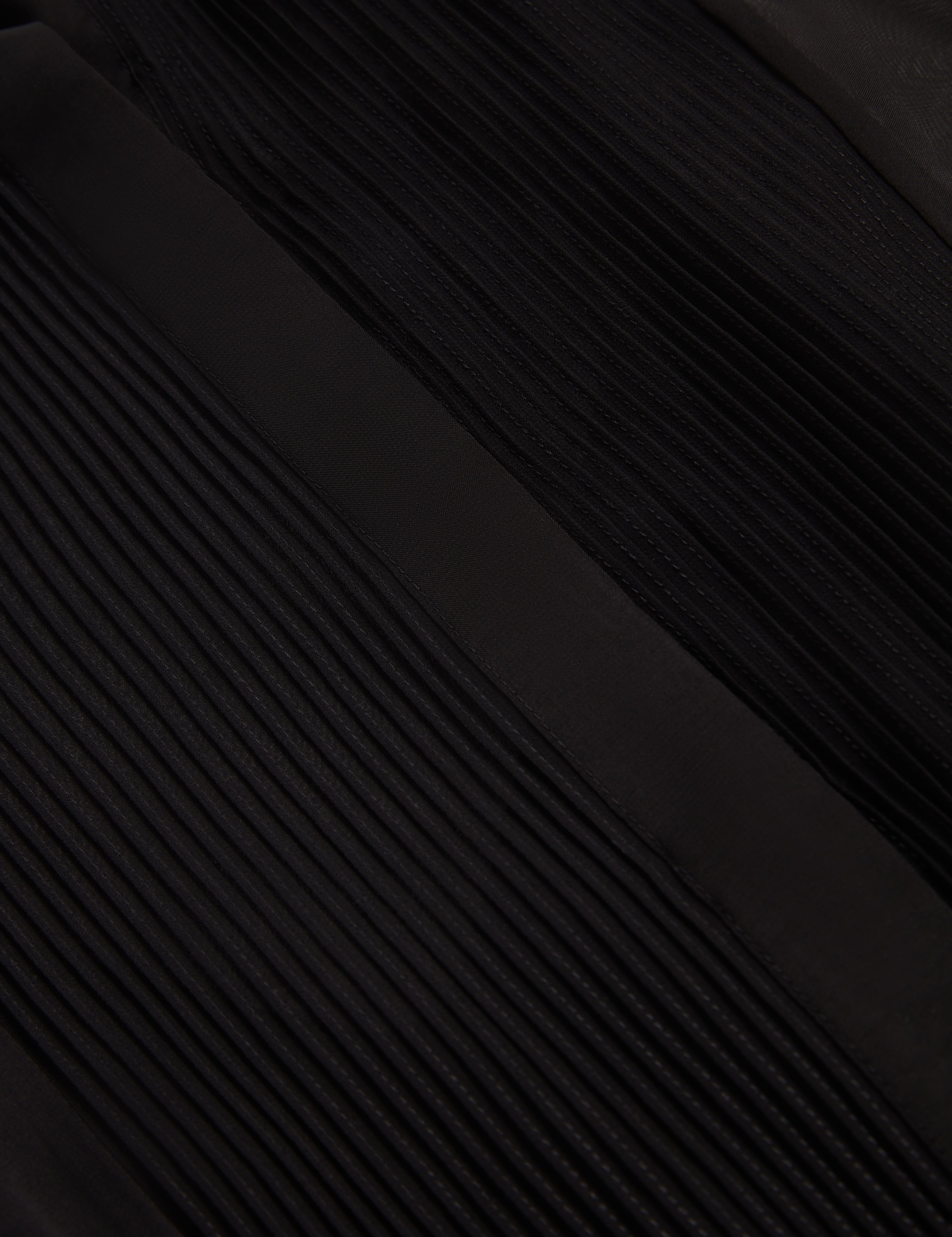 فستان ماكسي أسود بتفاصيل مريلة مطبوع من ميياه