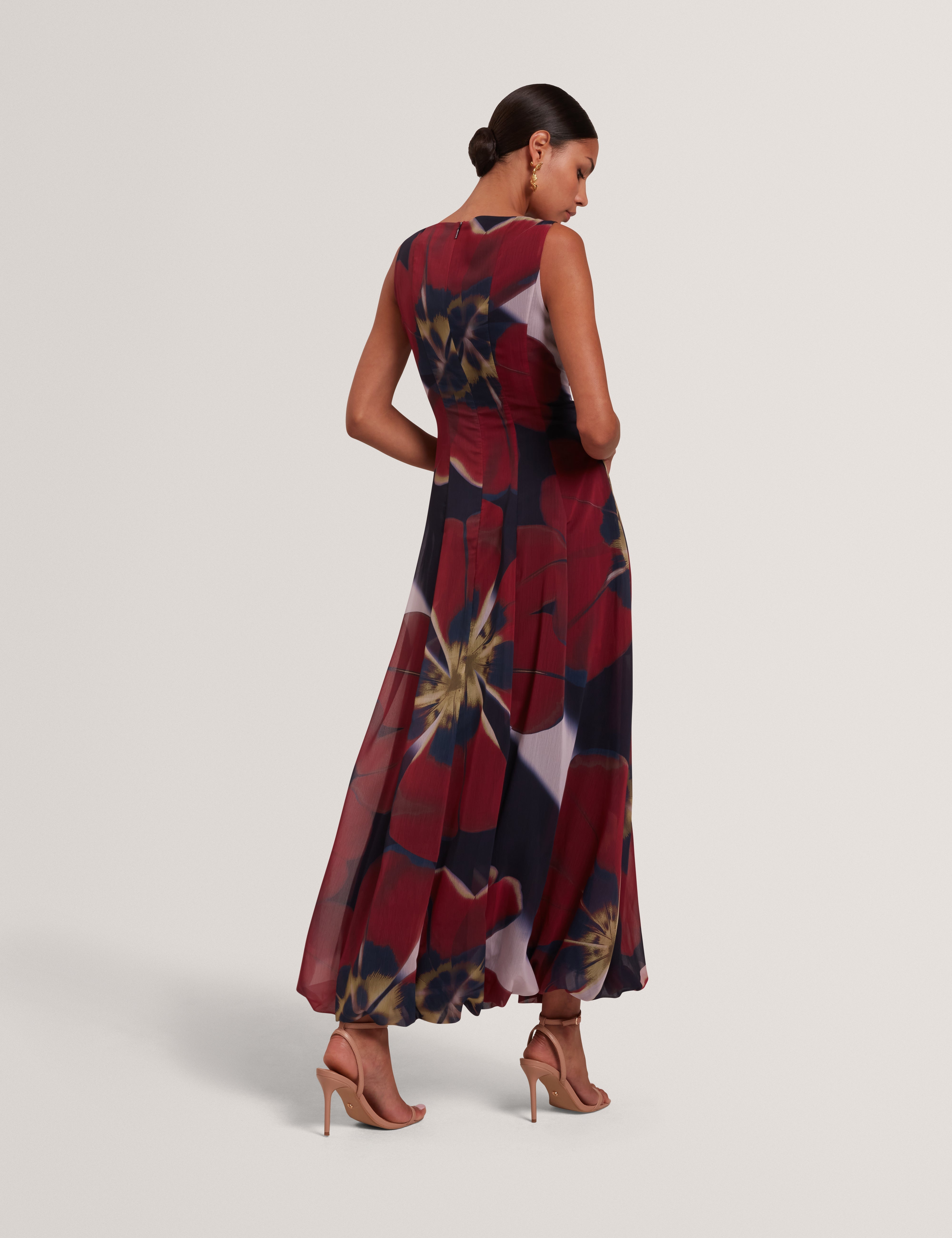 فستان Laynia متوسط ​​الطول بحافة منتفخة ومطبوع وتفاصيل درزات باللون الأزرق الداكن