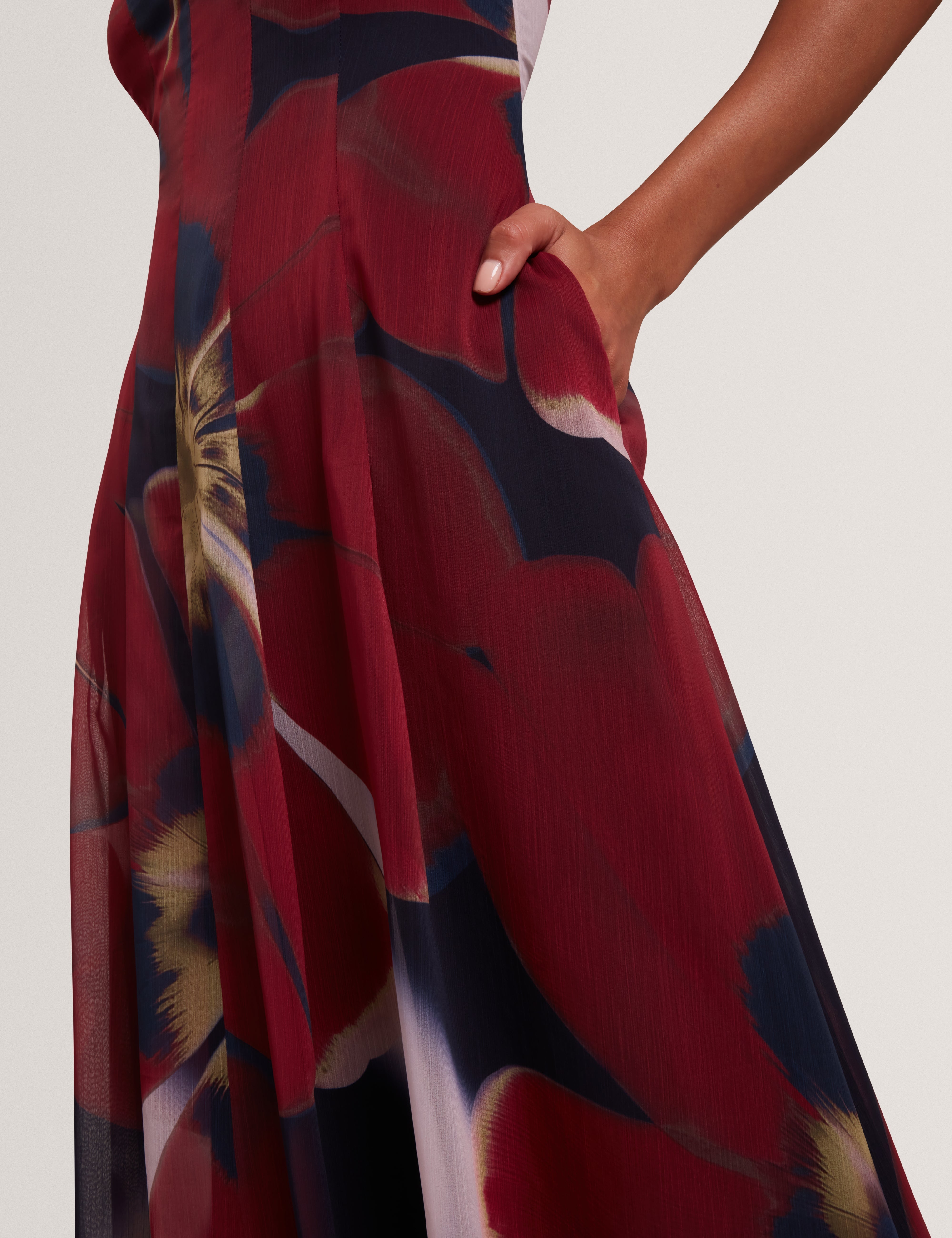 فستان Laynia متوسط ​​الطول بحافة منتفخة ومطبوع وتفاصيل درزات باللون الأزرق الداكن