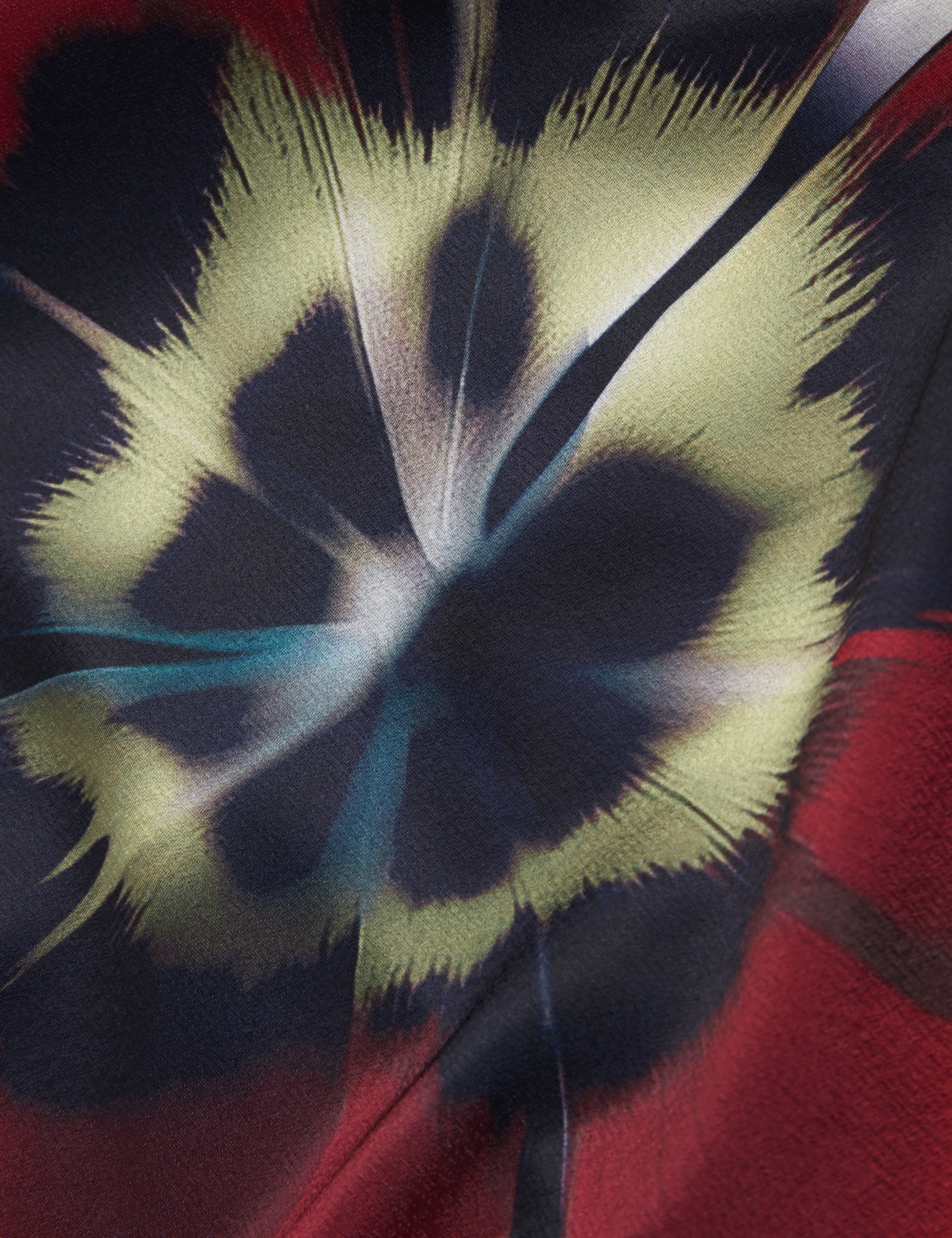 فستان نيره ميدي بأكمام طويلة ومطبوع باللون الأزرق البحري