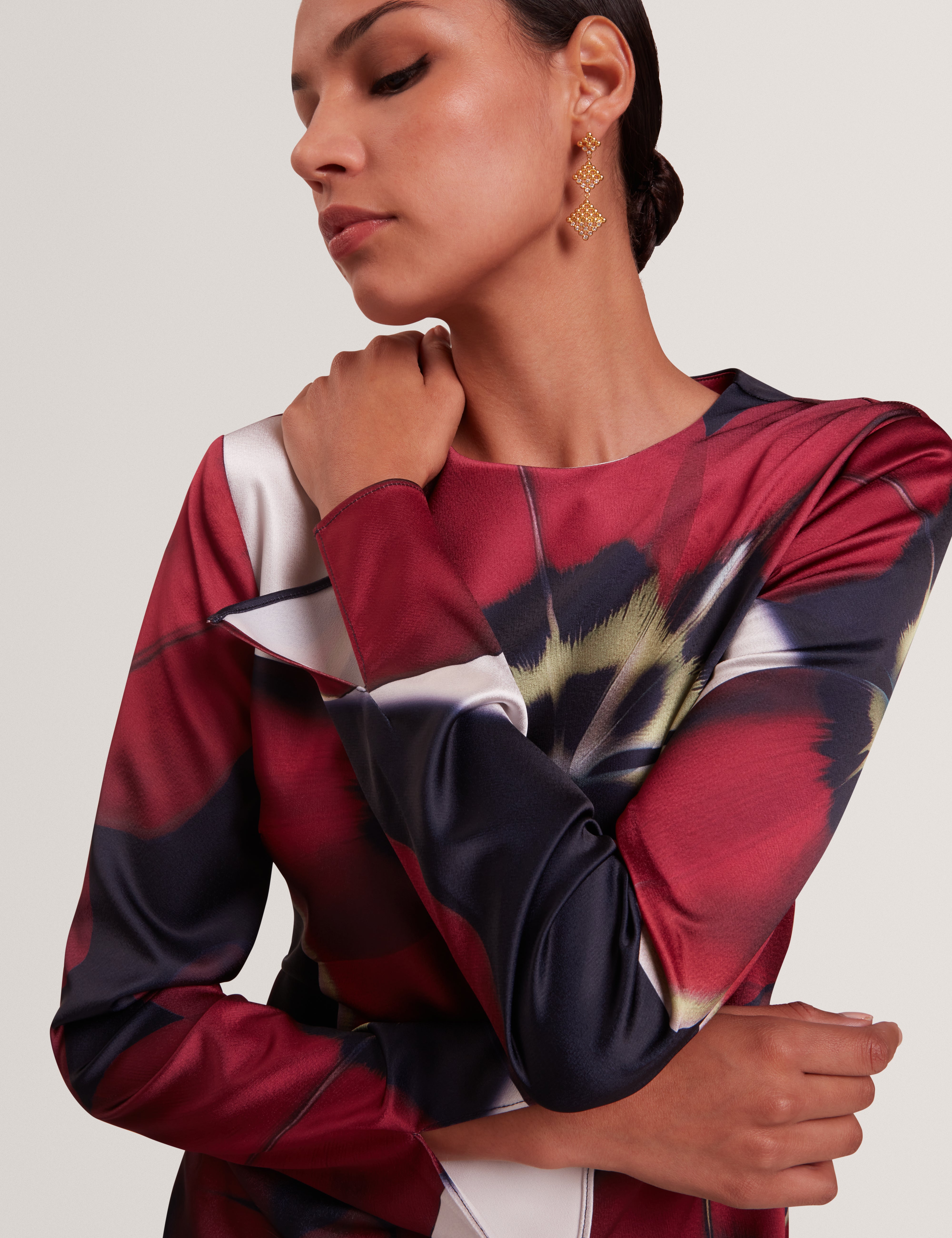 فستان نيره ميدي بأكمام طويلة ومطبوع باللون الأزرق البحري