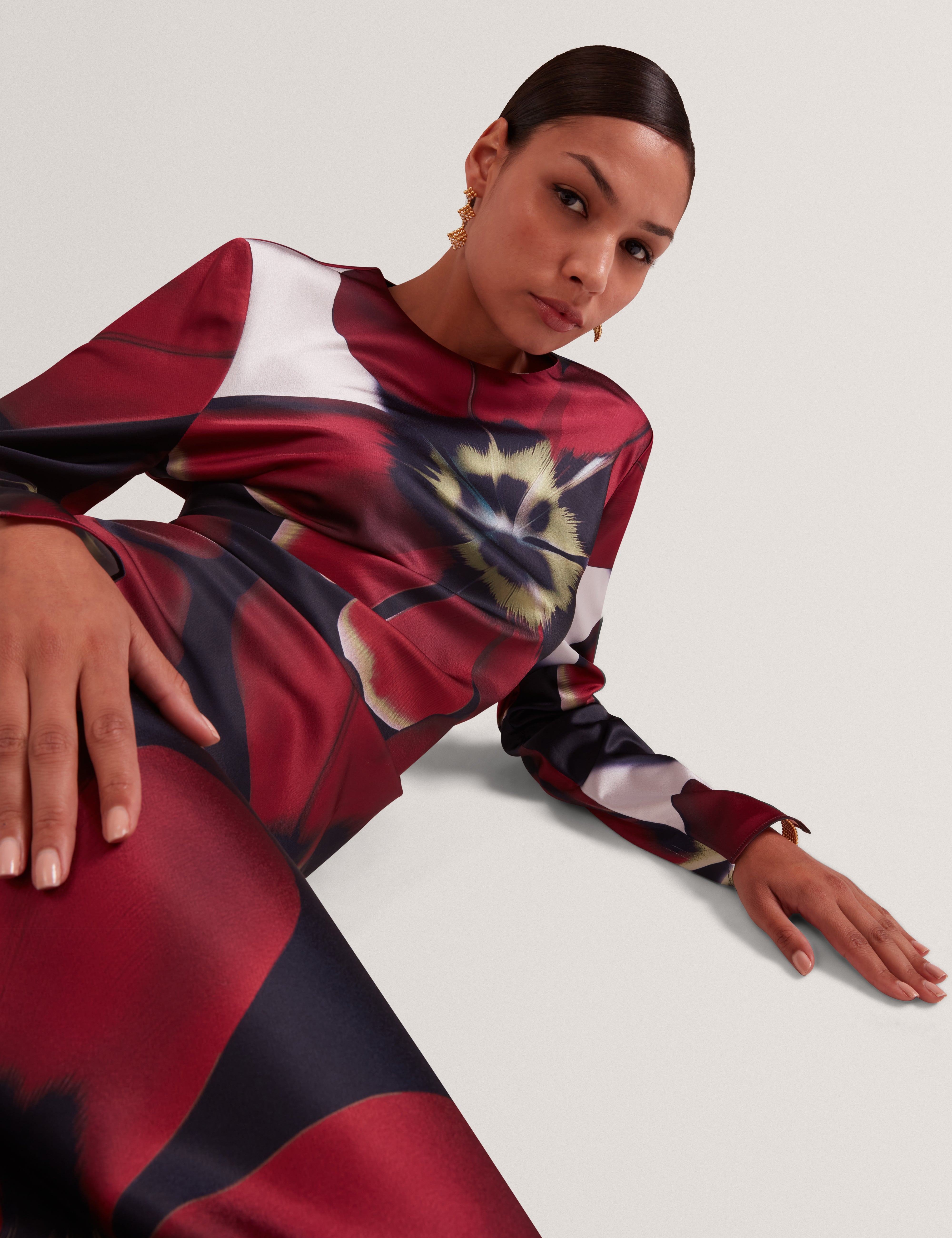 فستان نيره ميدي بأكمام طويلة ومطبوع باللون الأزرق البحري