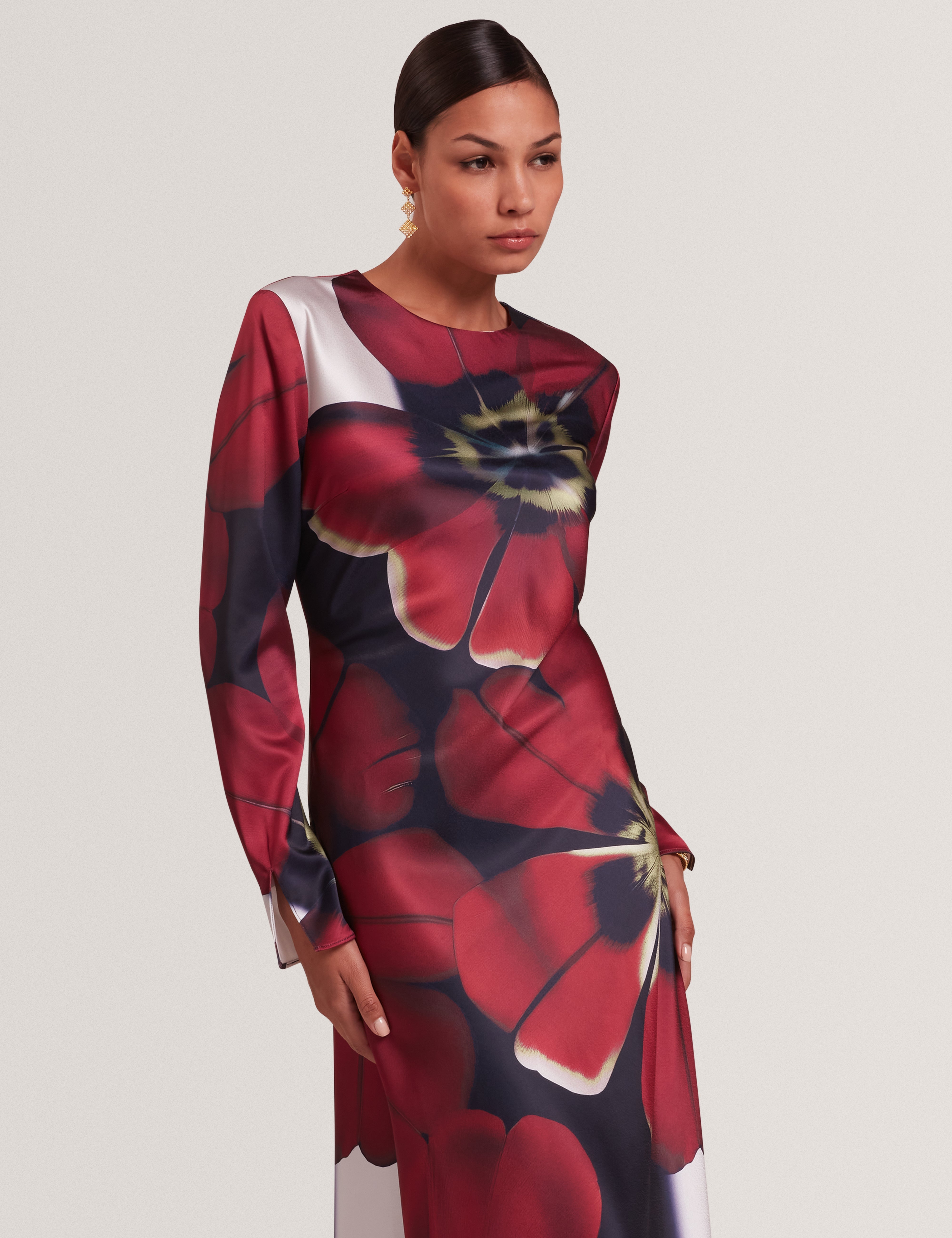 فستان نيره ميدي بأكمام طويلة ومطبوع باللون الأزرق البحري