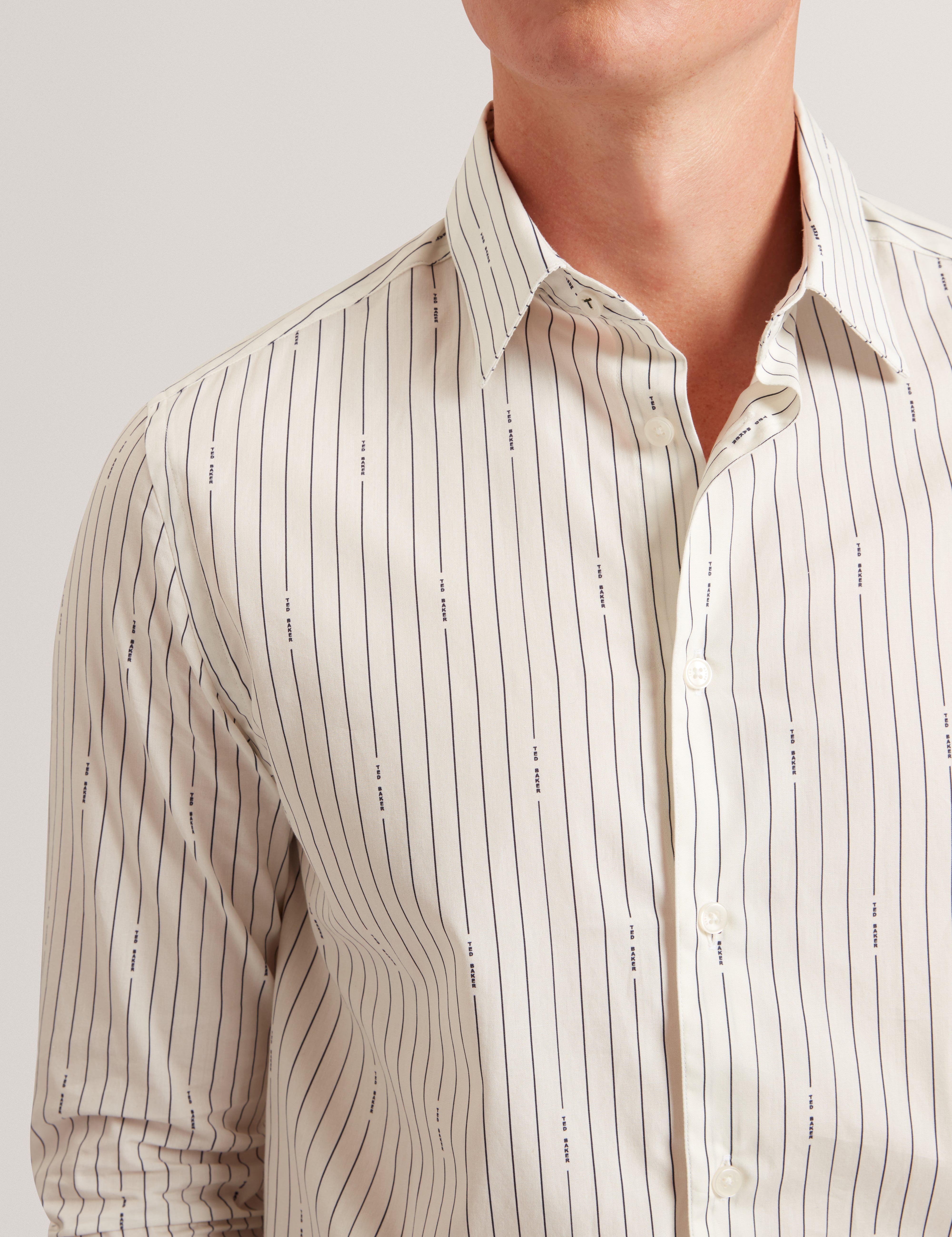 هانجنت قميص كلاسيكي مخطط باللون البيج الفاتح