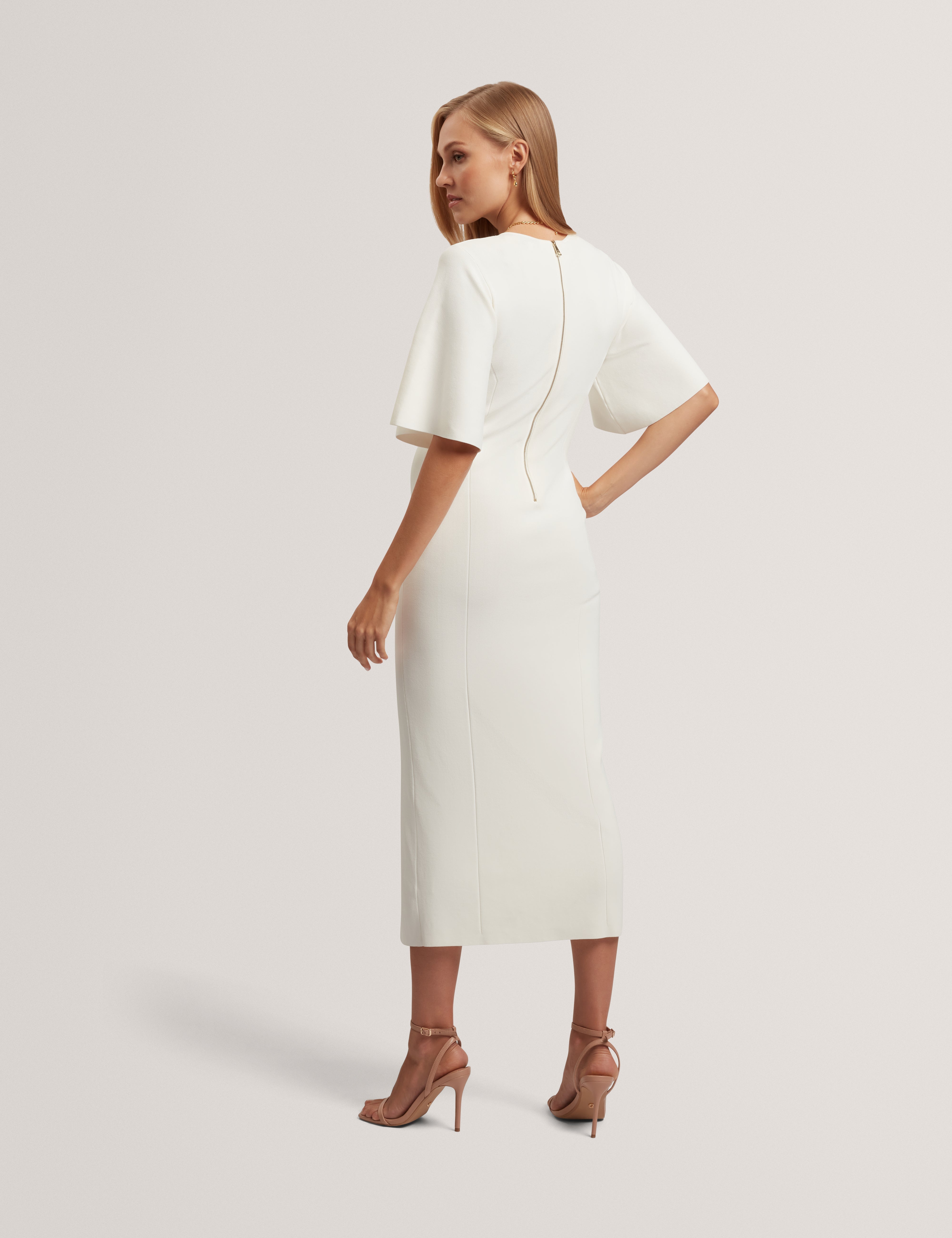 فستان Aedna Bodycon Knit باللون العاجي