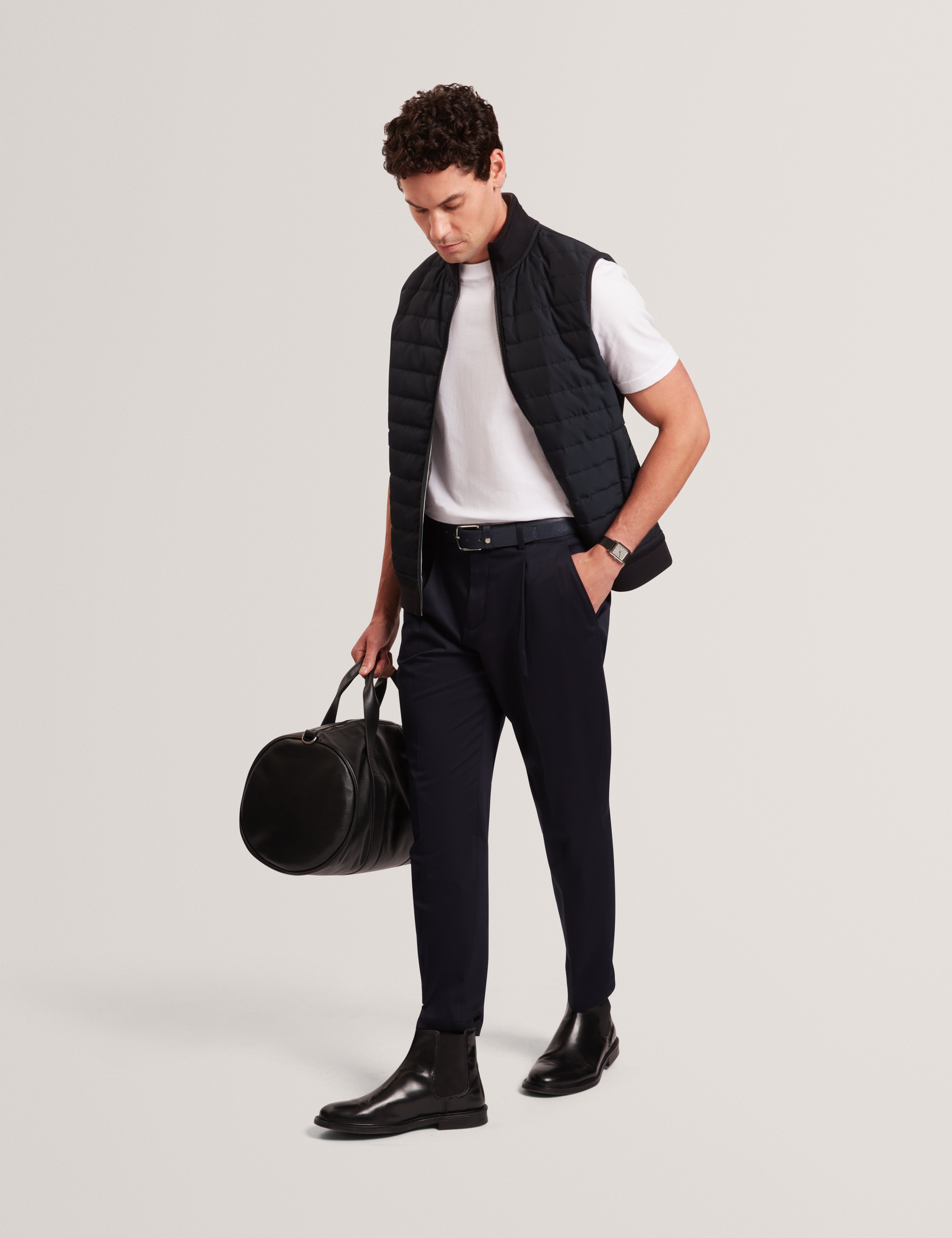 سترة بافافور المبطنة بأكمام قصيرة وقصّة عادية باللون الأزرق البحري