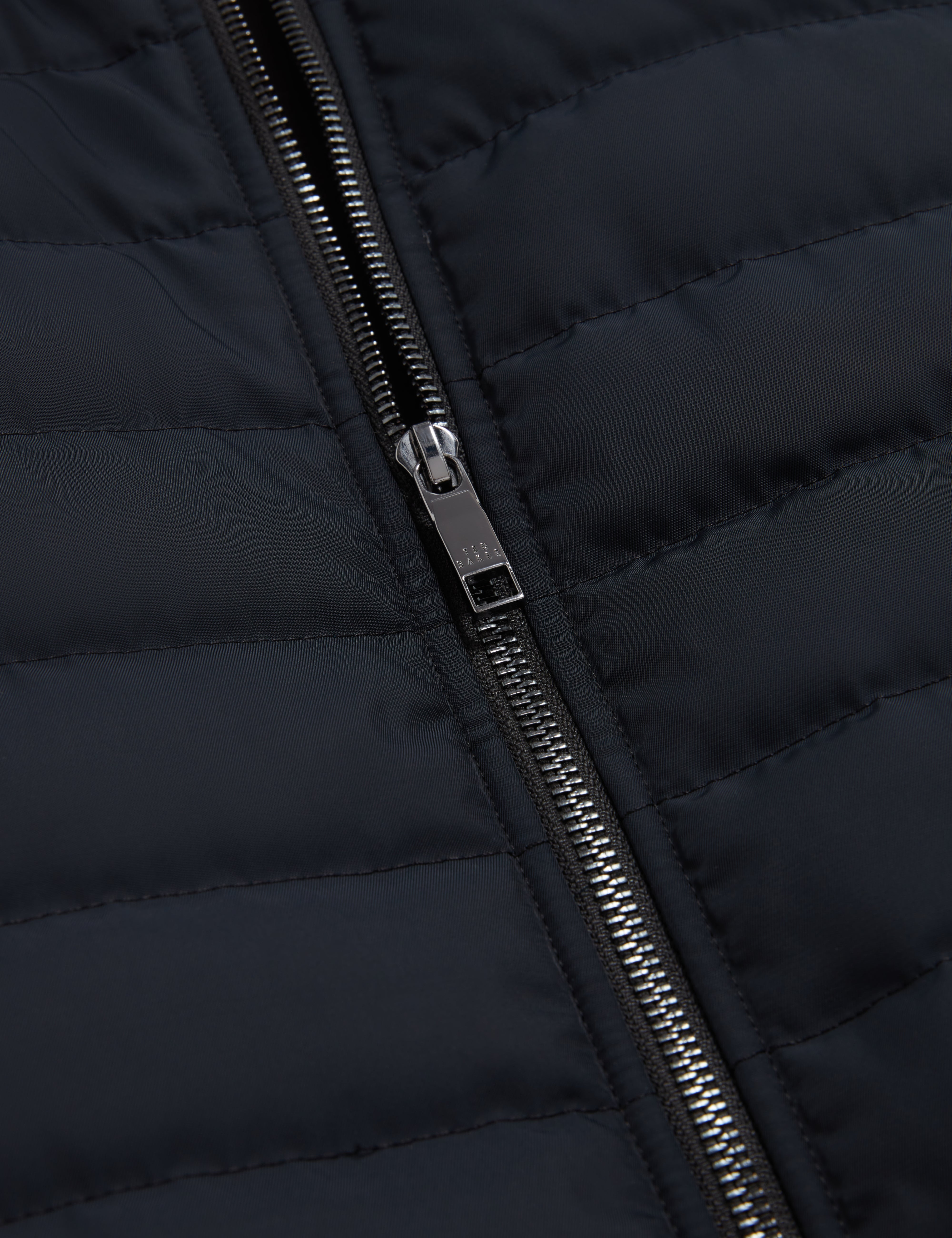 سترة بافافور المبطنة بأكمام قصيرة وقصّة عادية باللون الأزرق البحري