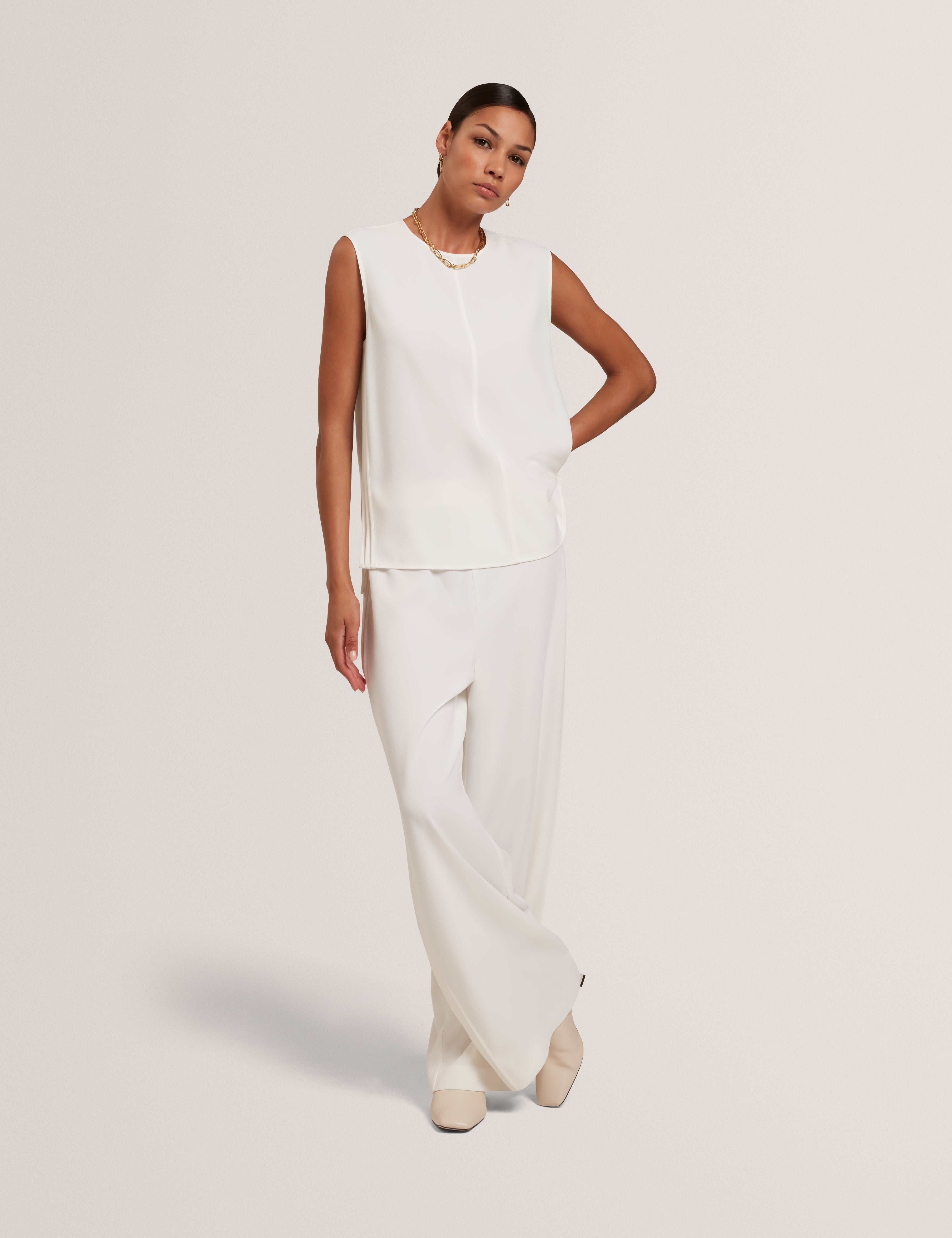 بلوزة مارميا بدون أكمام مع تفاصيل حواف باللون العاجي