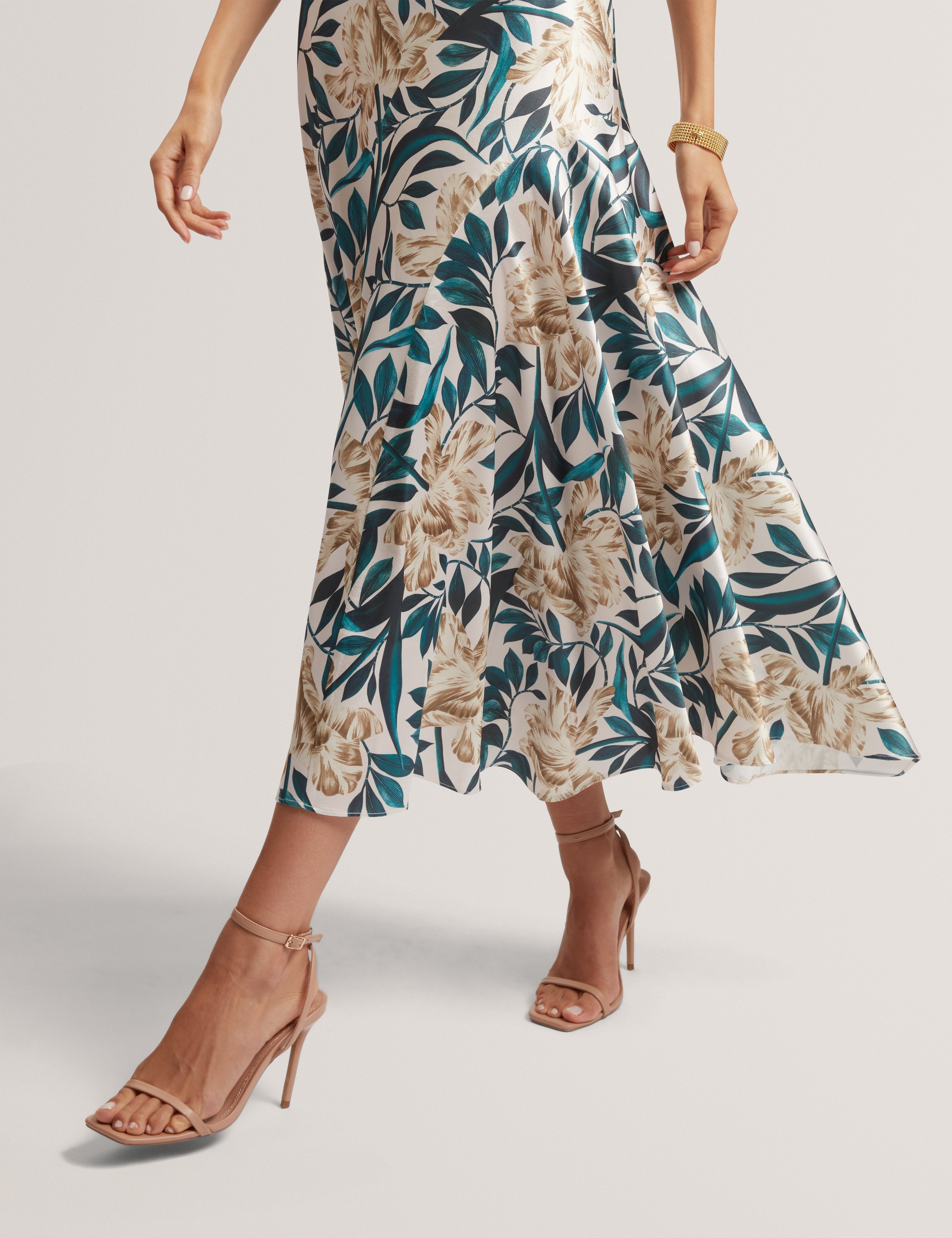 فستان أيبي ميدي غير متماثل بدون أكمام مطبوع كريمي