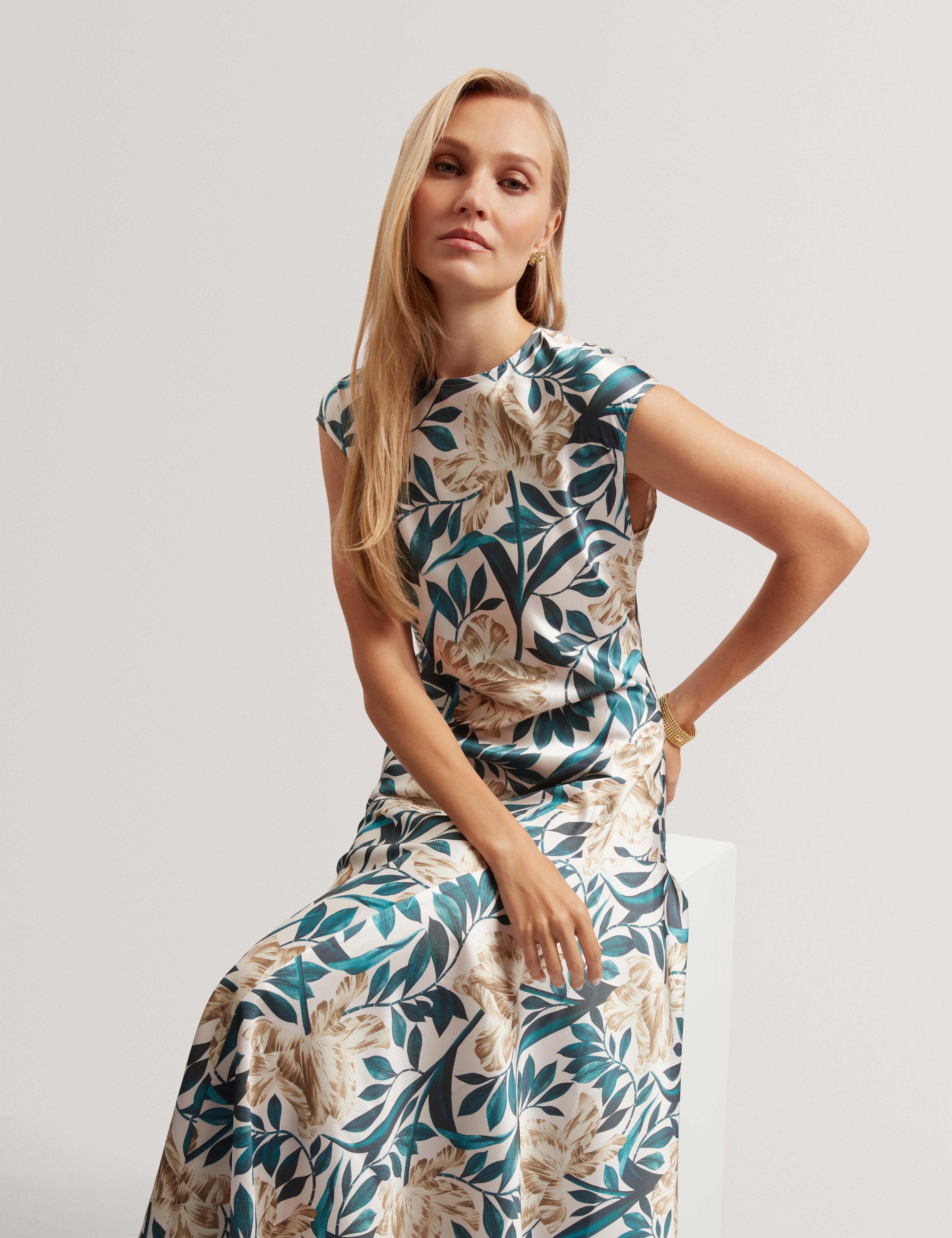 فستان أيبي ميدي غير متماثل بدون أكمام مطبوع كريمي