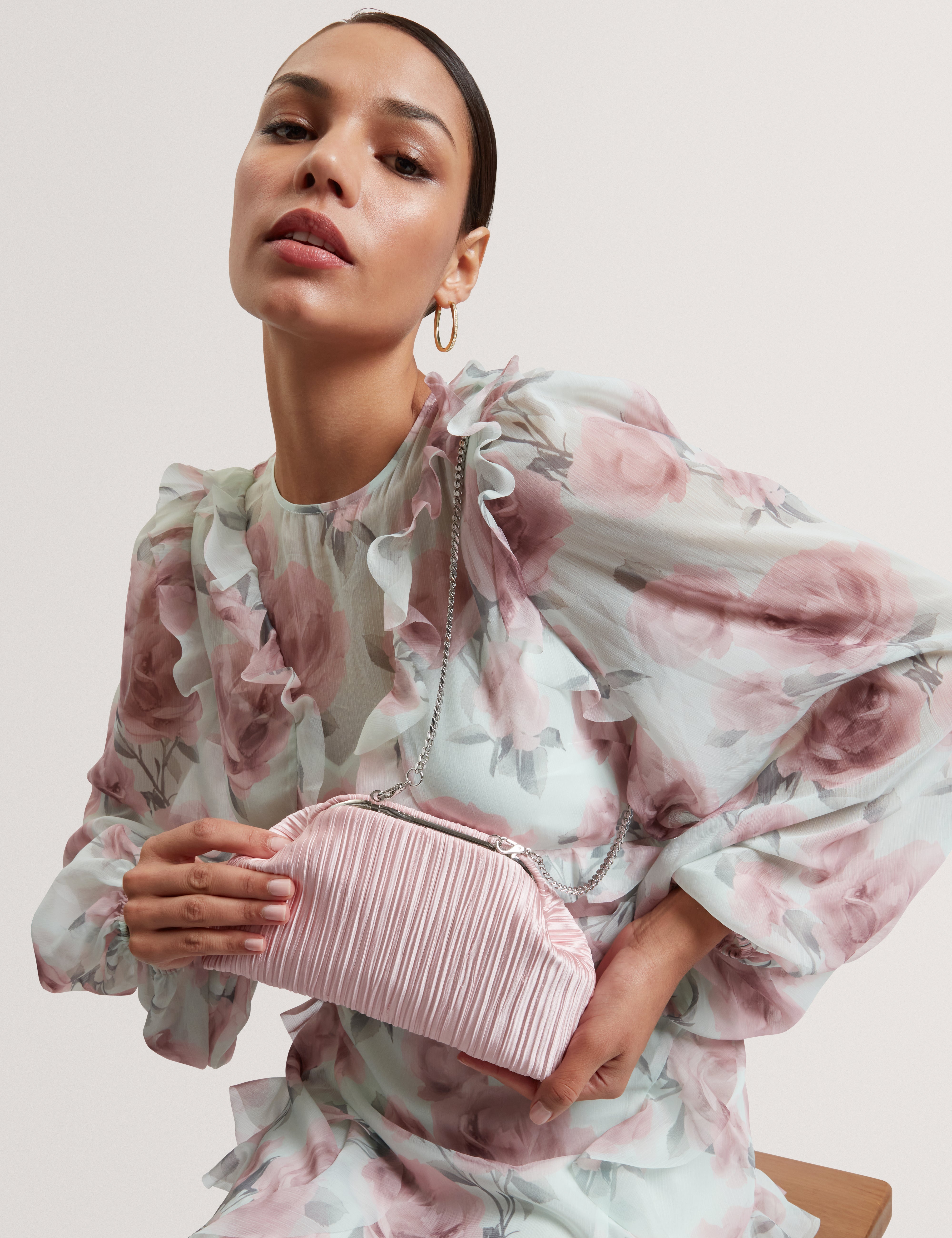 حقيبة كلاتش من الساتان الناعم المطوي من بليست باللون الوردي