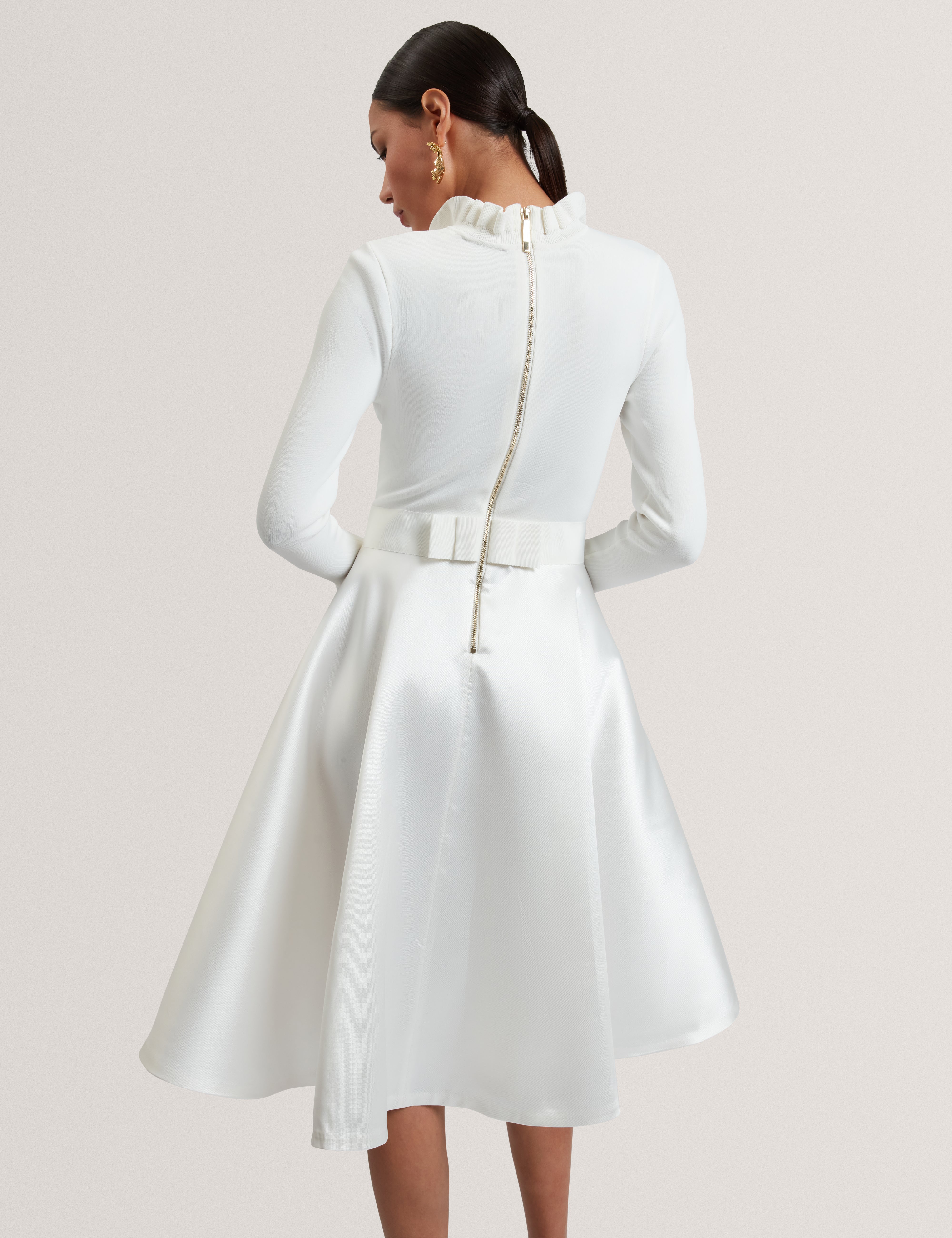 فستان زادي عاجي اللون بتنورة كاملة ومكشكش محبوك