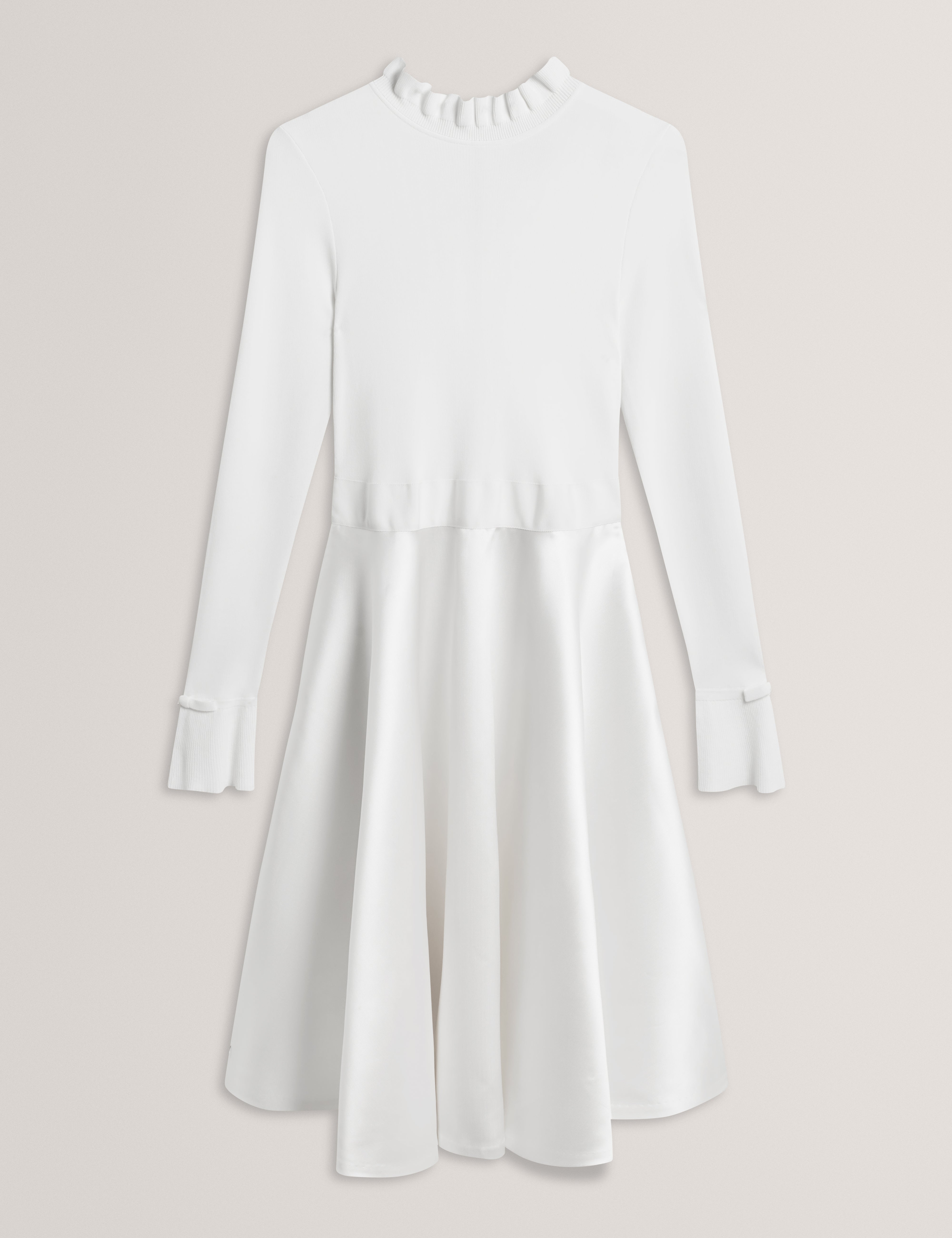 فستان زادي عاجي اللون بتنورة كاملة ومكشكش محبوك