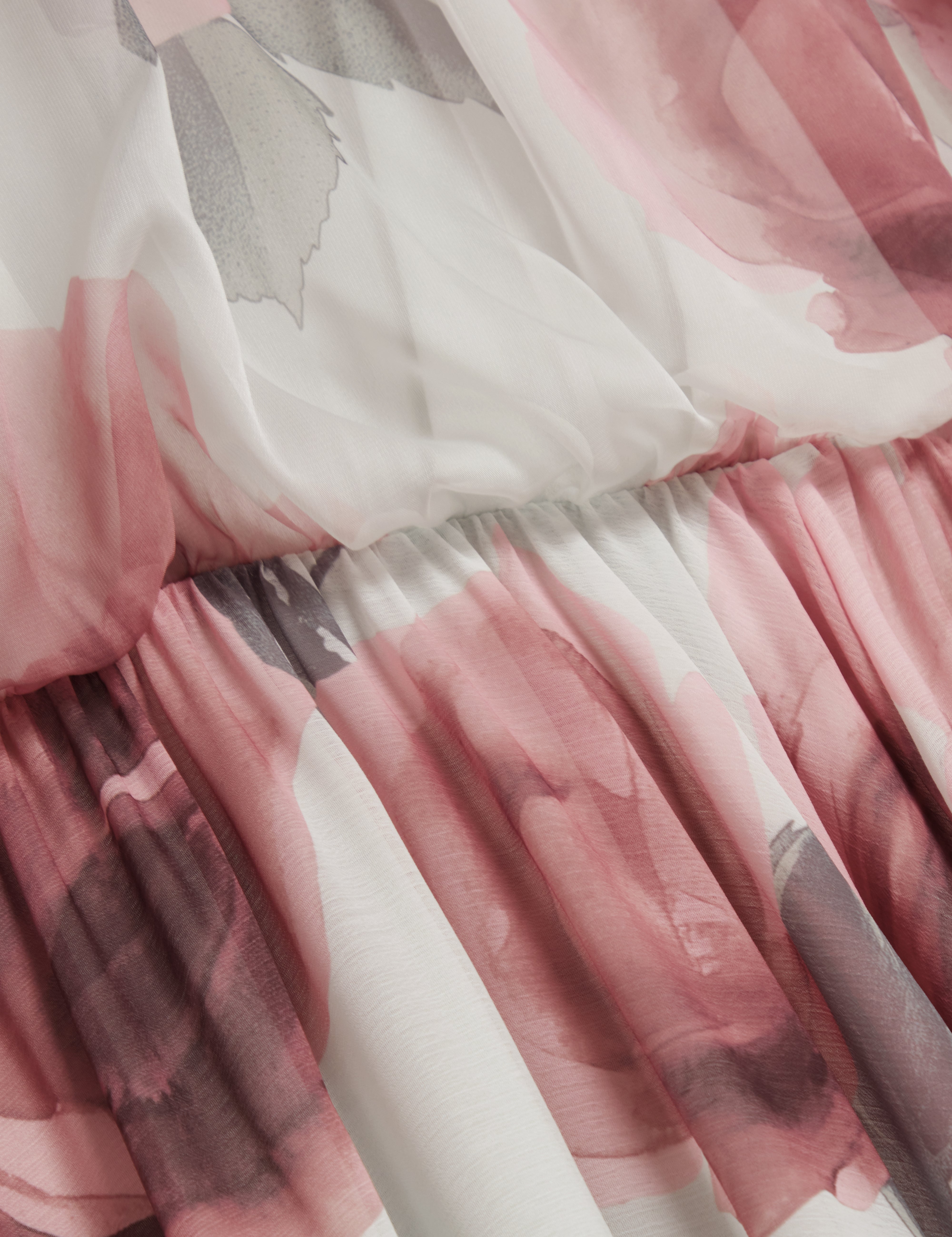 روي فستان ماكسي فلورال بأكمام طويلة وتفاصيل ربطة عنق