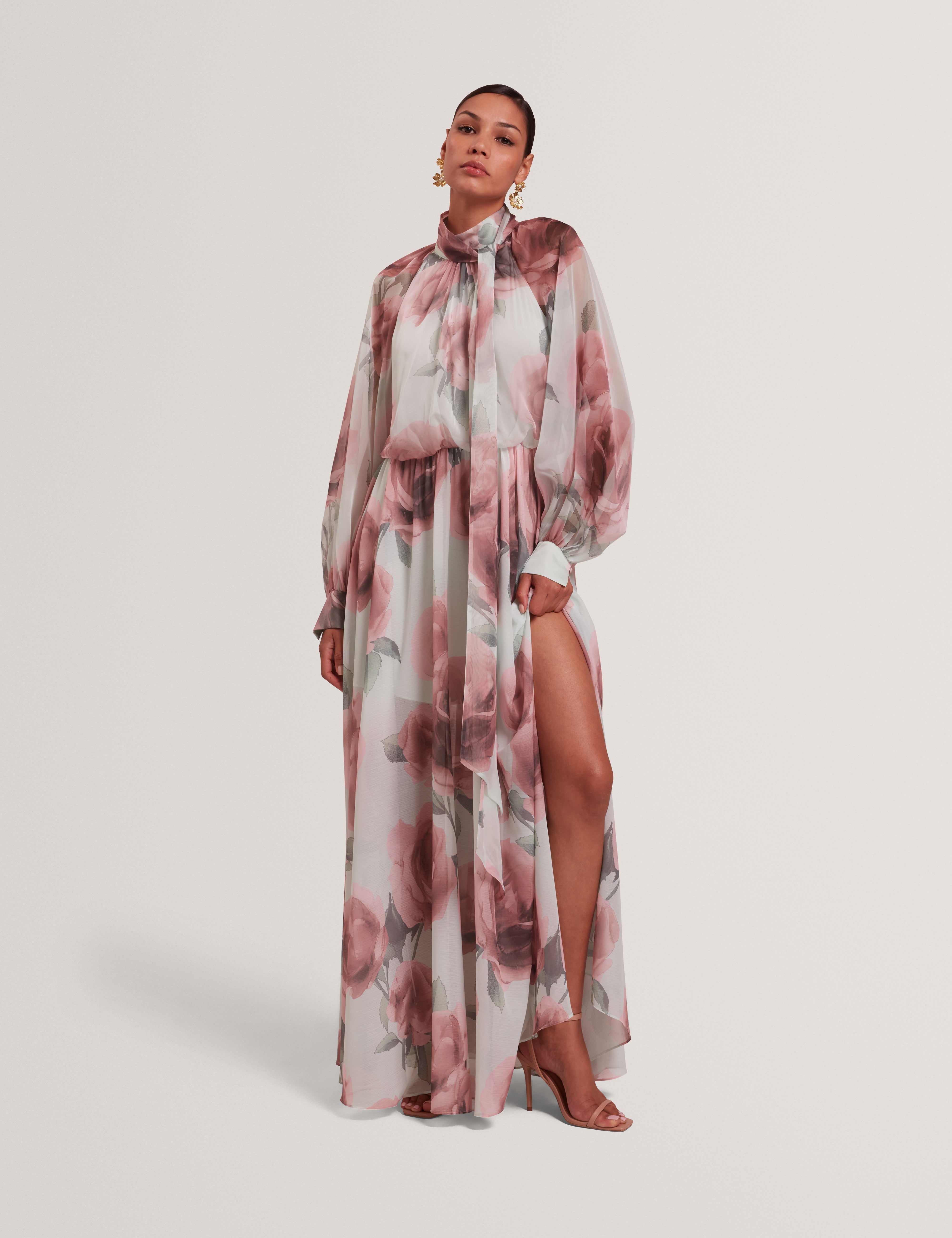 روي فستان ماكسي فلورال بأكمام طويلة وتفاصيل ربطة عنق