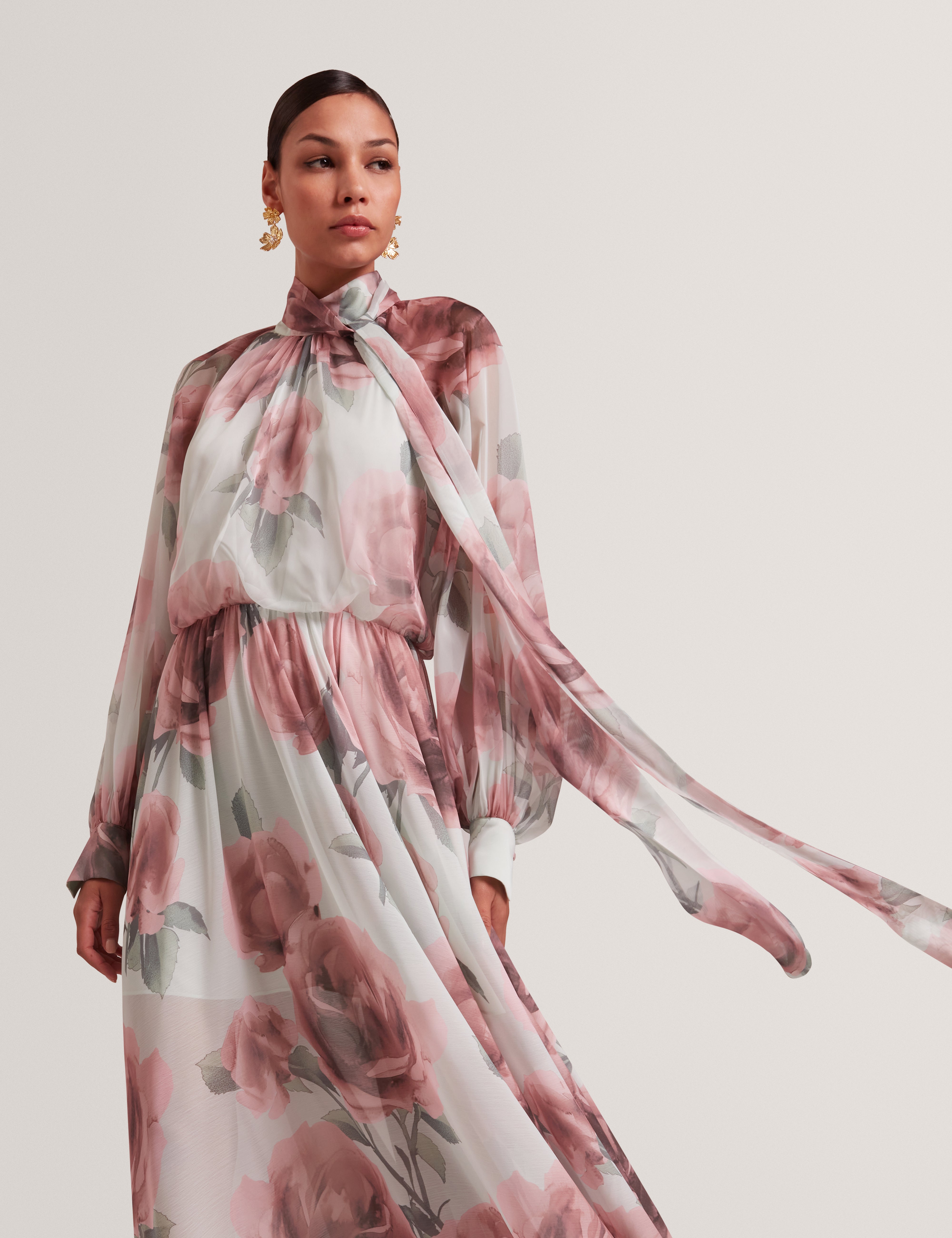 روي فستان ماكسي فلورال بأكمام طويلة وتفاصيل ربطة عنق