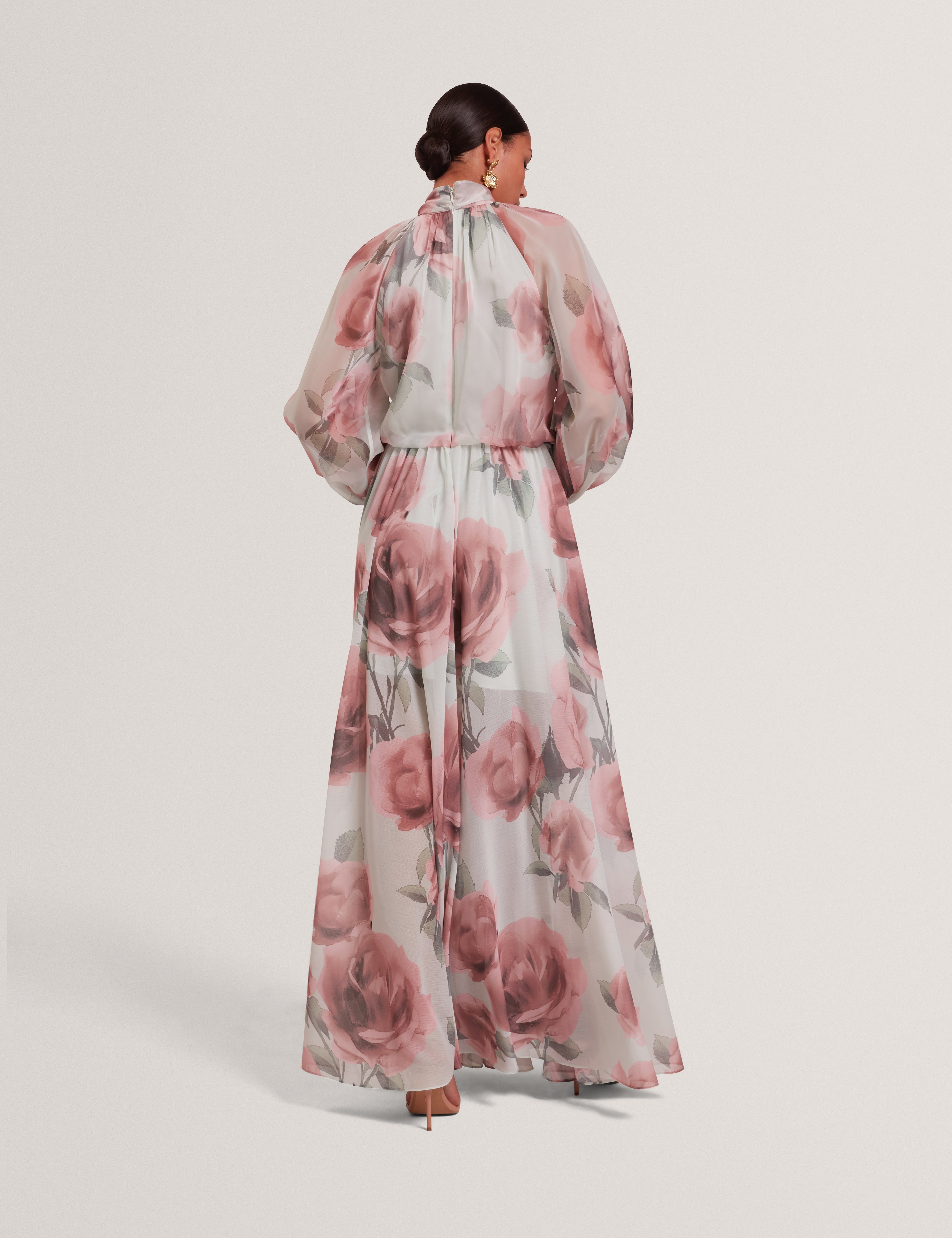 روي فستان ماكسي فلورال بأكمام طويلة وتفاصيل ربطة عنق