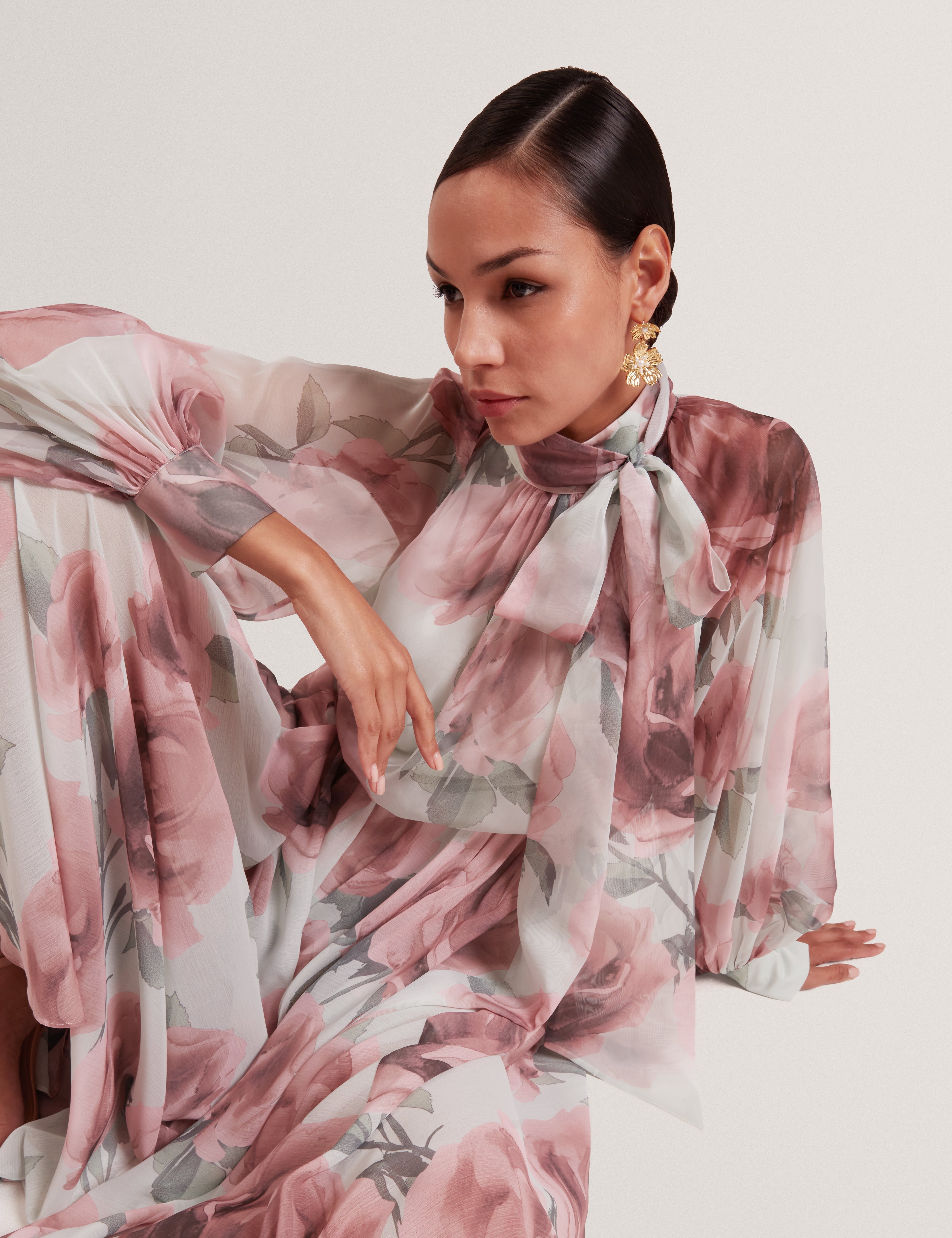 روي فستان ماكسي فلورال بأكمام طويلة وتفاصيل ربطة عنق