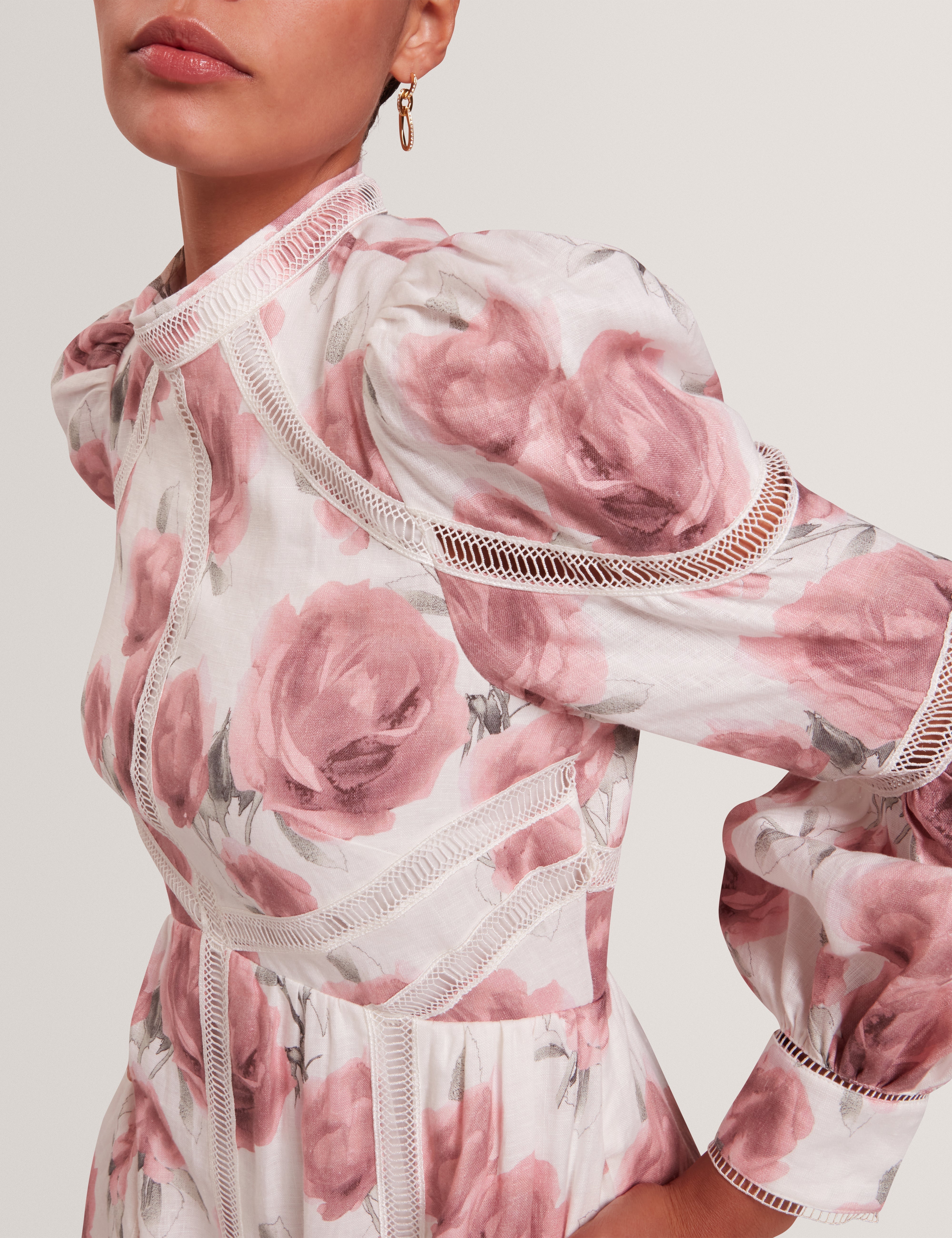 فستان فريلا متوسط ​​الطول بأكمام طويلة وطبعة زهور، عاجي