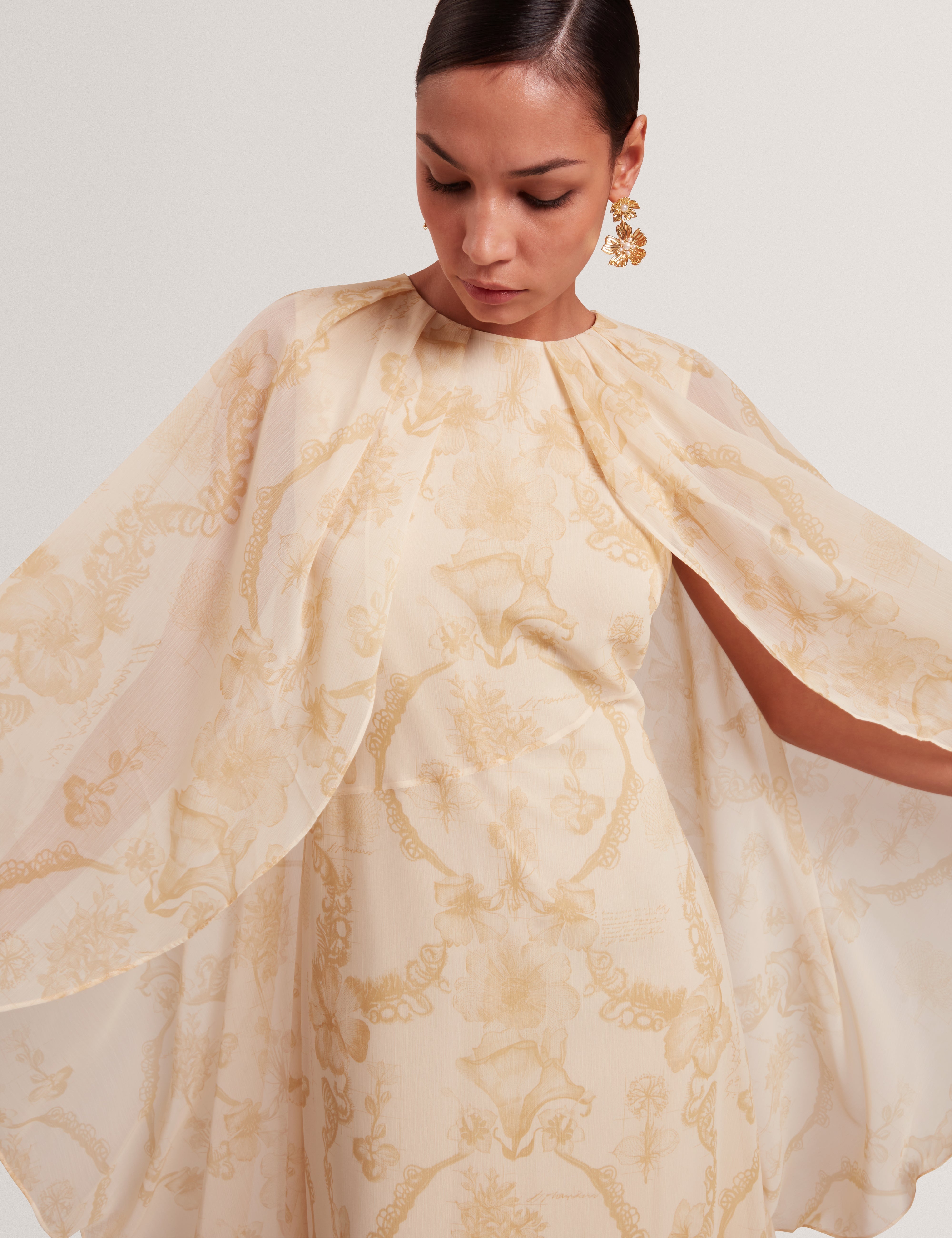 فستان ماكسي نييفا بتفاصيل كيب وشلال، لون أصفر فاتح