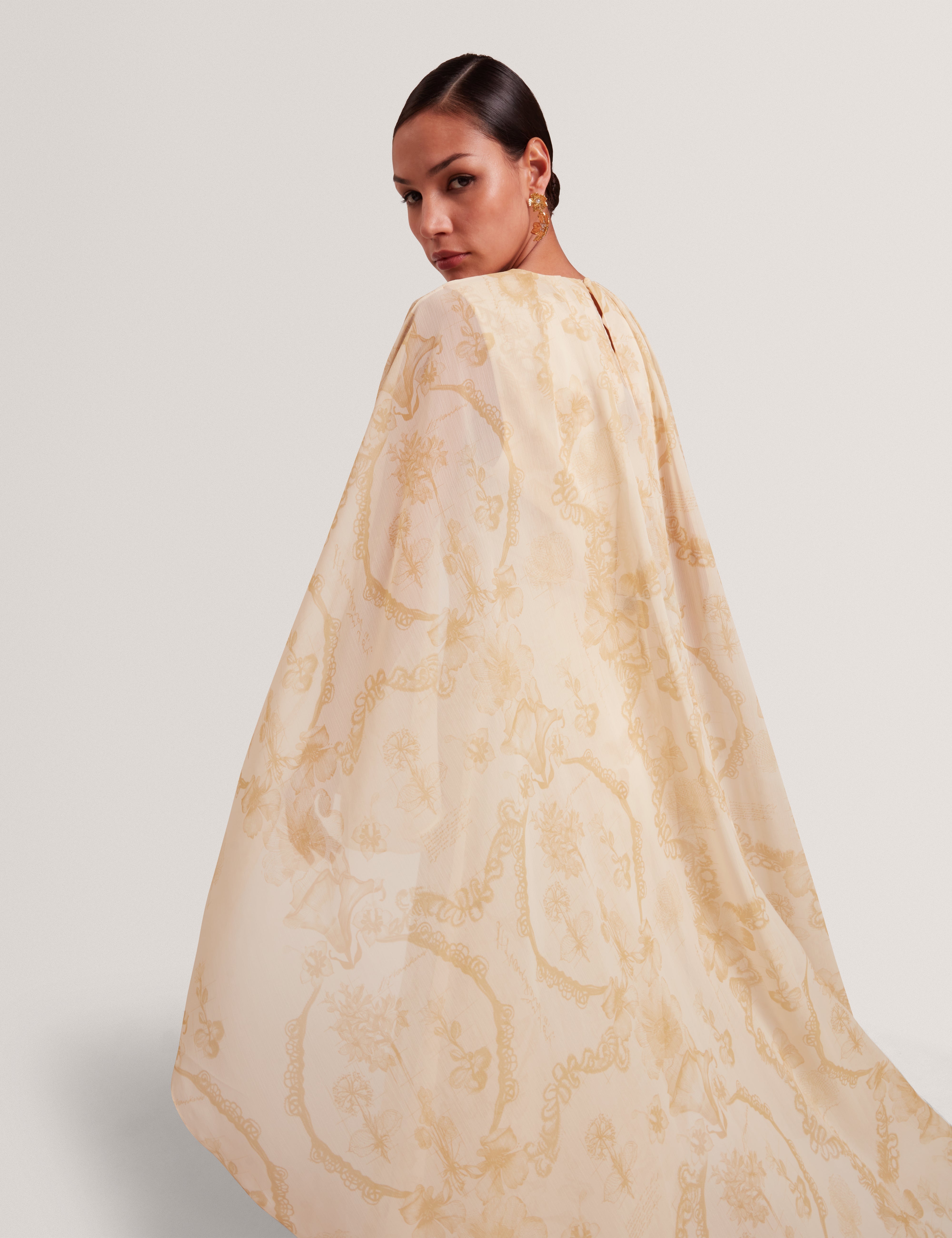 فستان ماكسي نييفا بتفاصيل كيب وشلال، لون أصفر فاتح