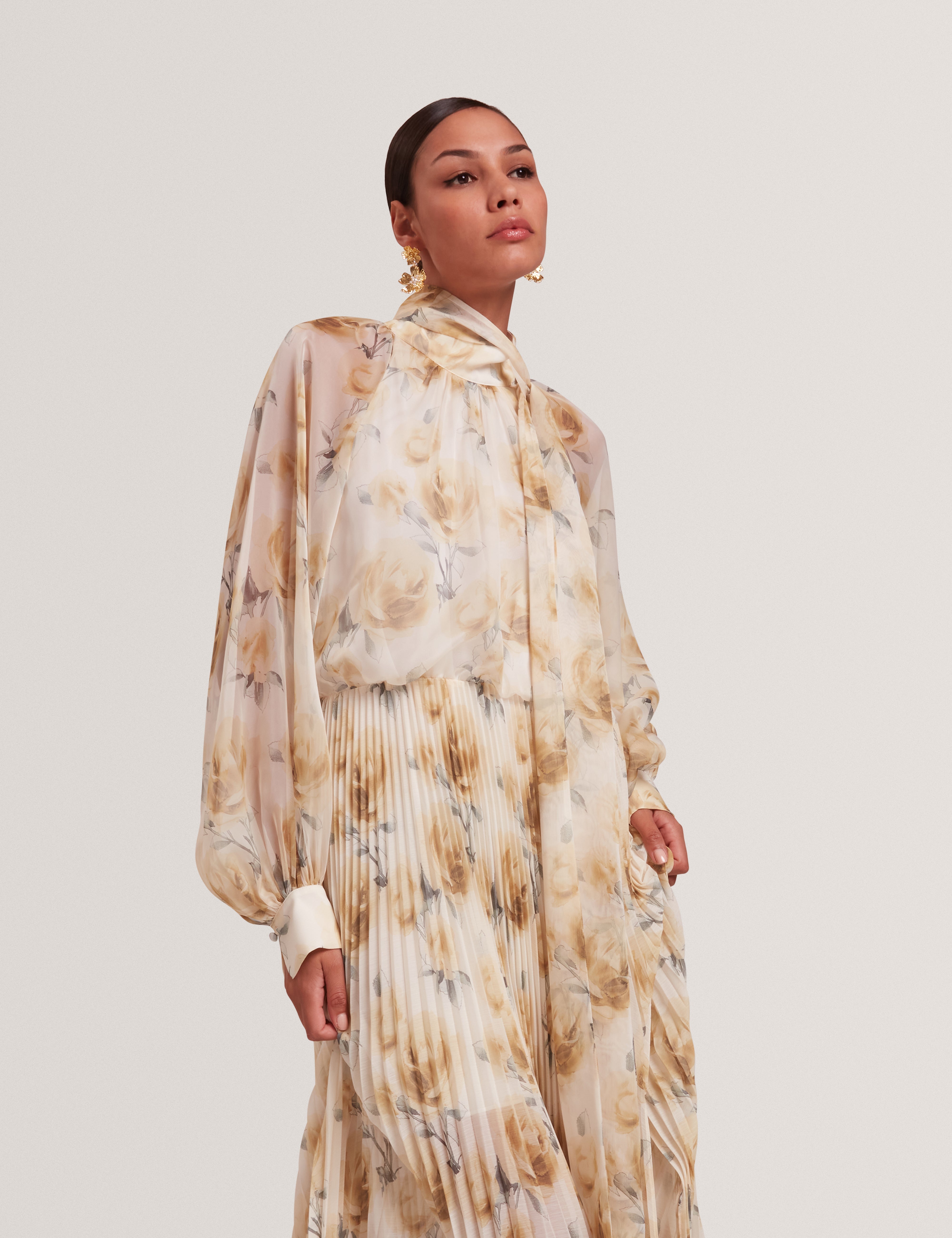 فستان باتسي ماكسي زهري بأكمام طويلة وتفاصيل ربطة عنق باللون العاجي